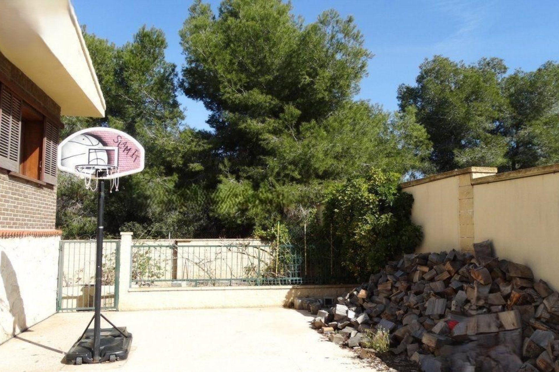 Luxury villa with private pool and garden in Benidorm, close to the beach