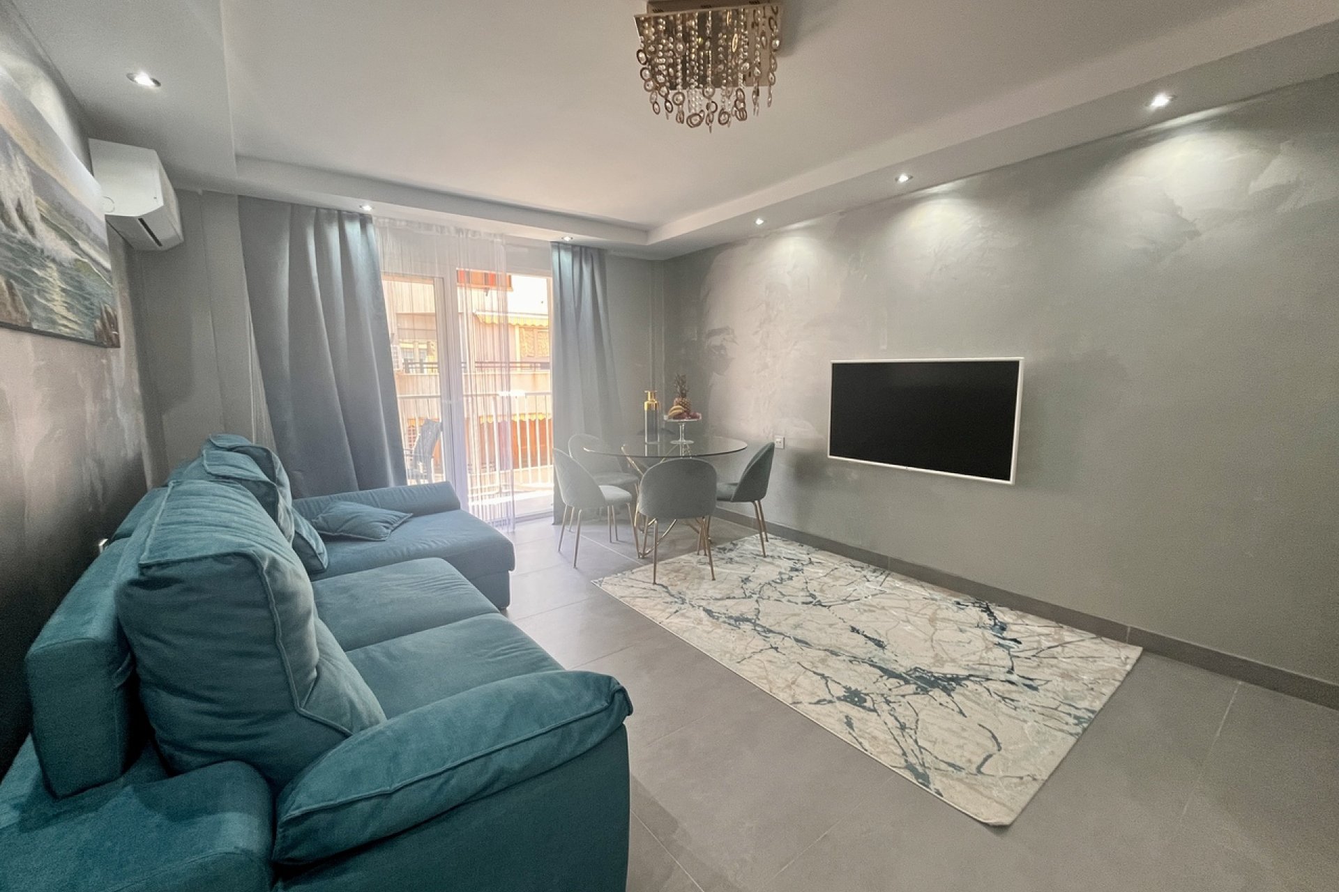 ﻿Modern 3-bedroom apartment with ocean views in a prime location in Torrevieja