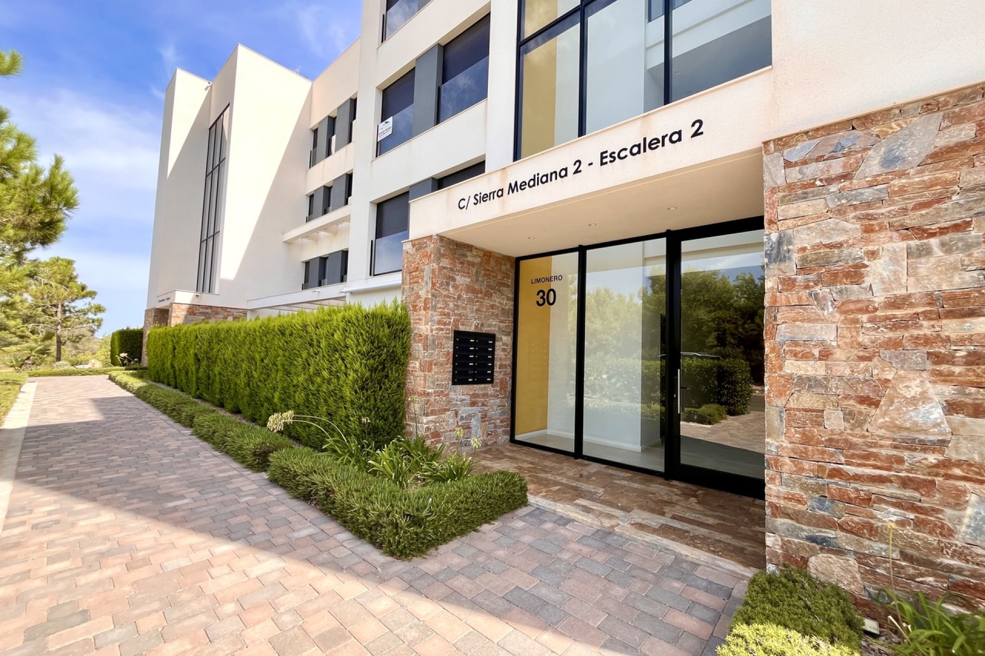 Modern apartment with ocean views and a pool in Campoamor