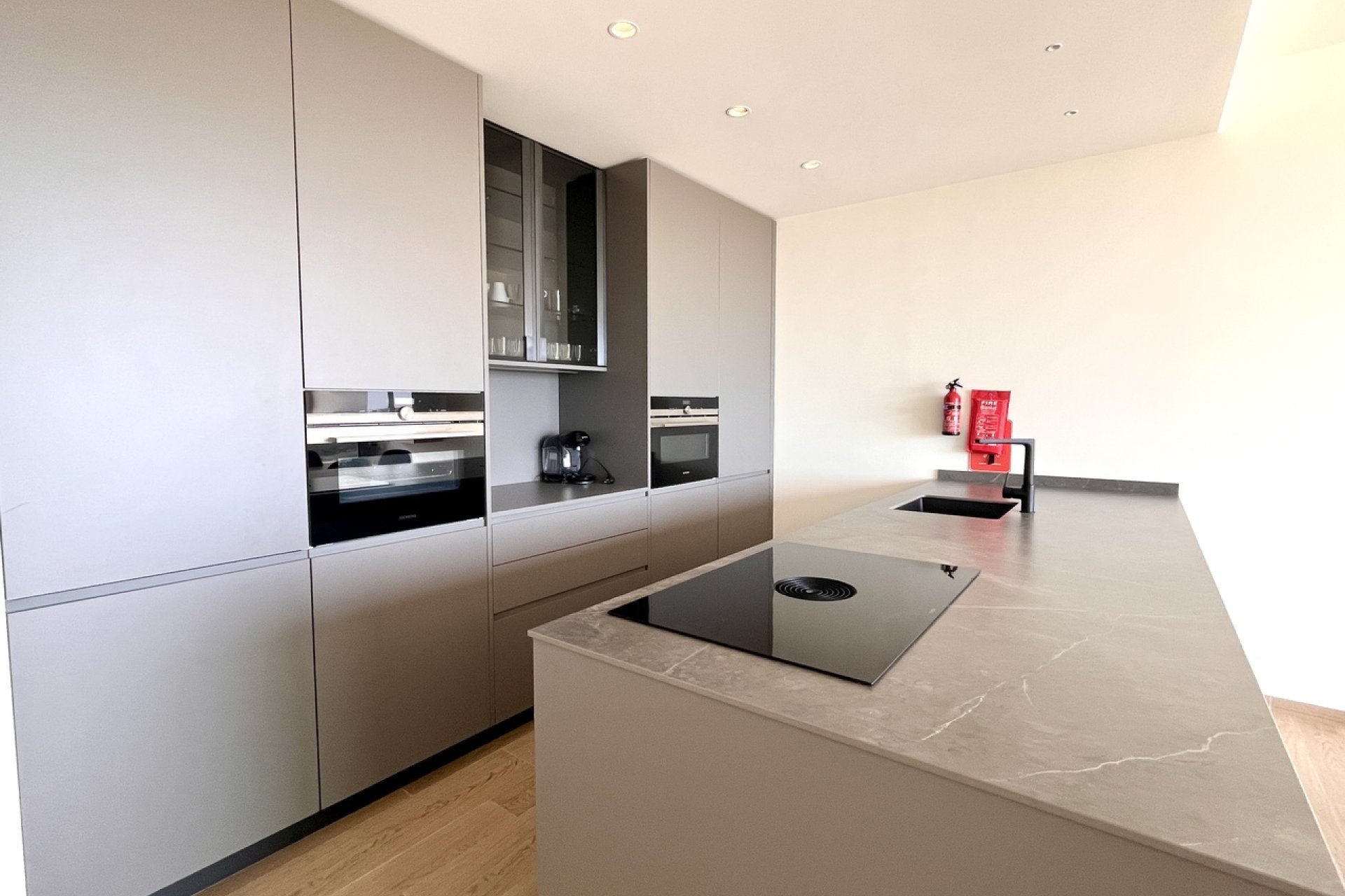 Modern apartment with ocean views and a pool in Campoamor