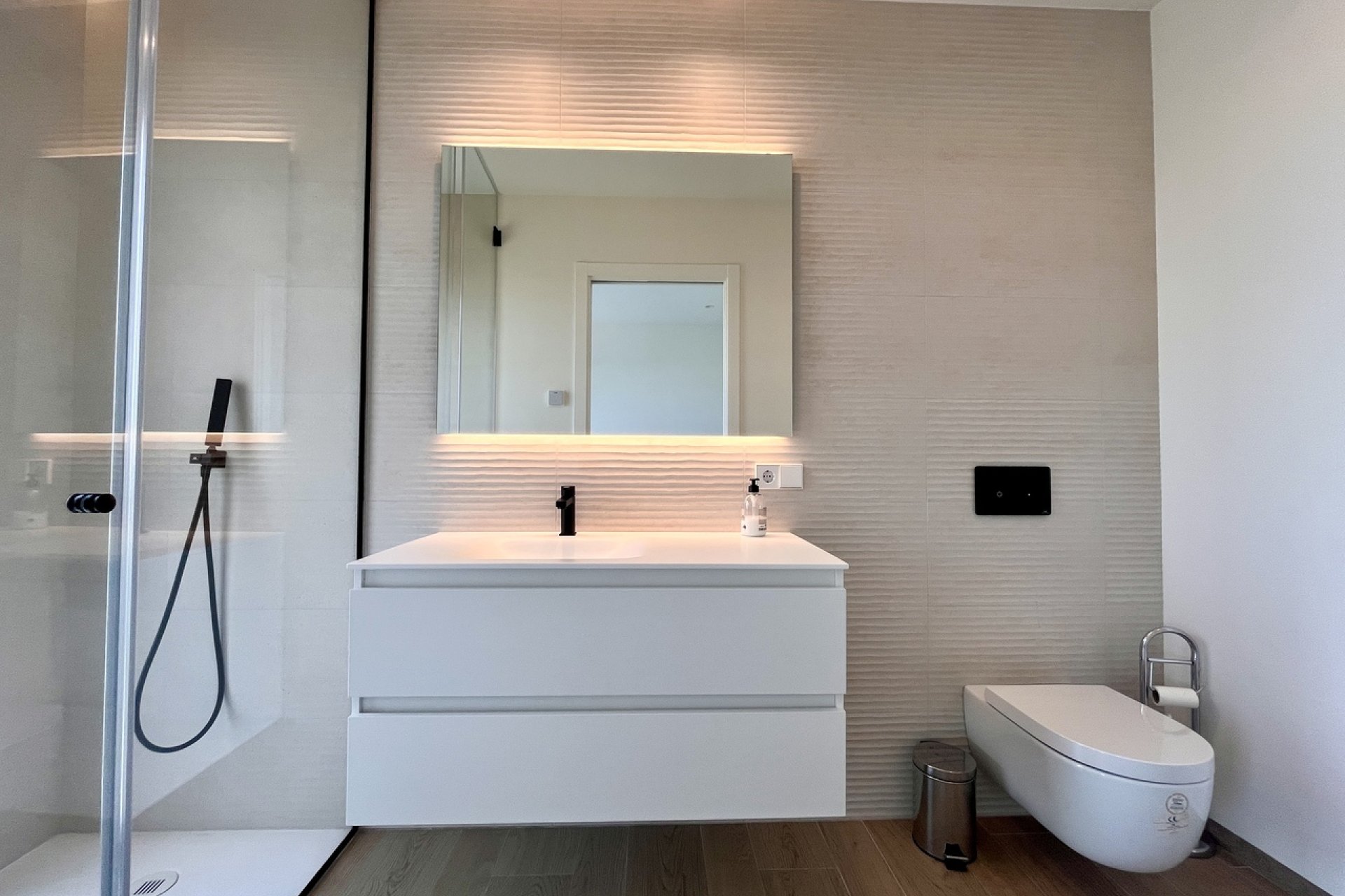 Modern apartment with ocean views and a pool in Campoamor