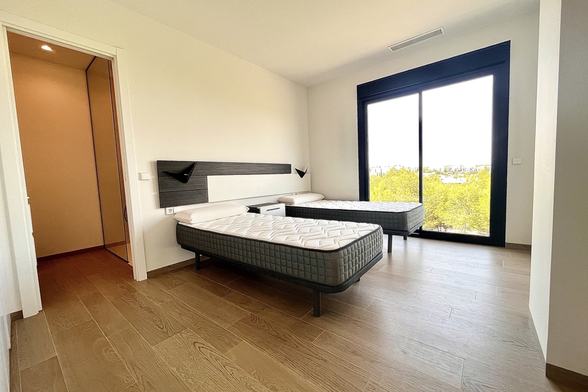 Modern apartment with ocean views and a pool in Campoamor