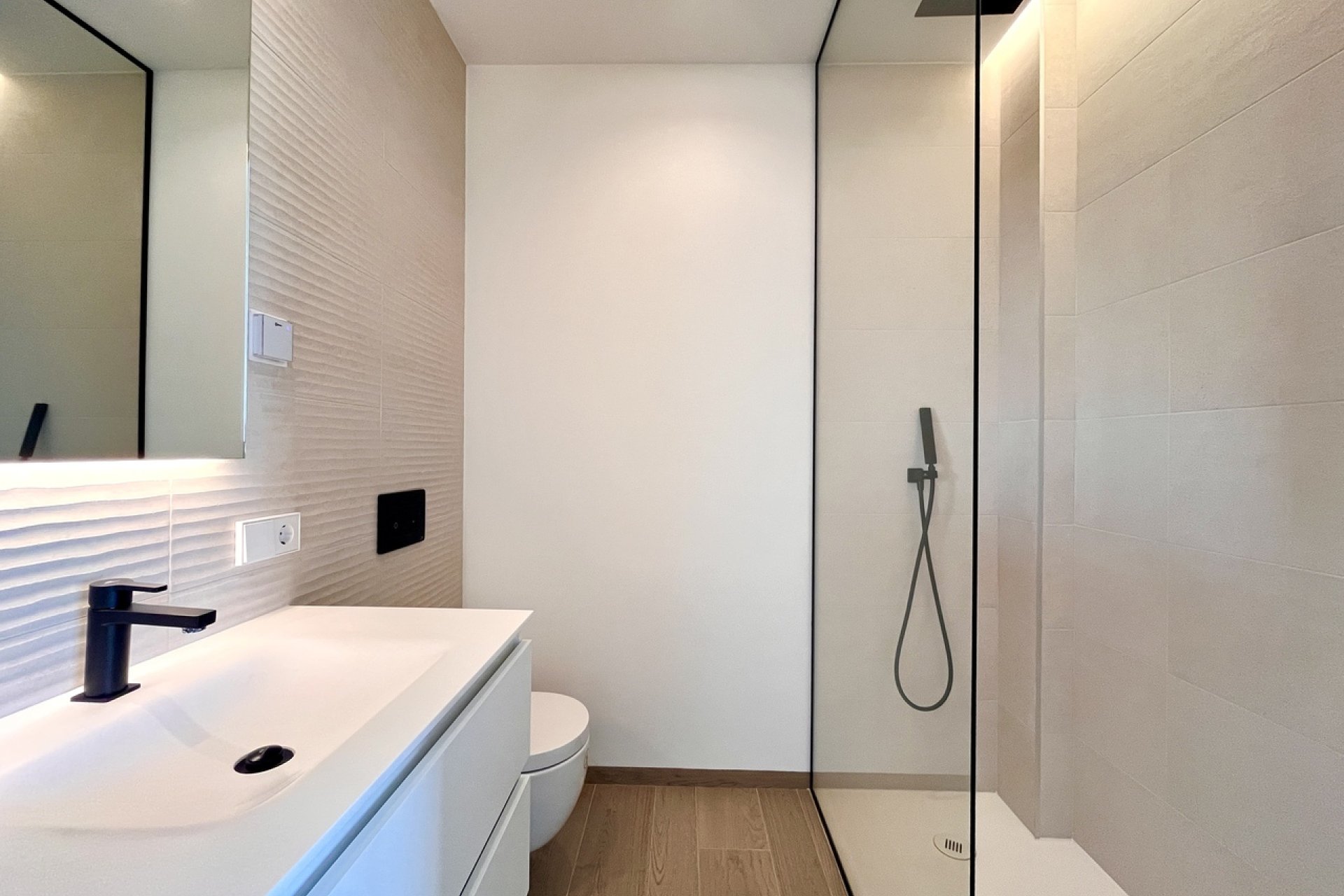 Modern apartment with ocean views and a pool in Campoamor