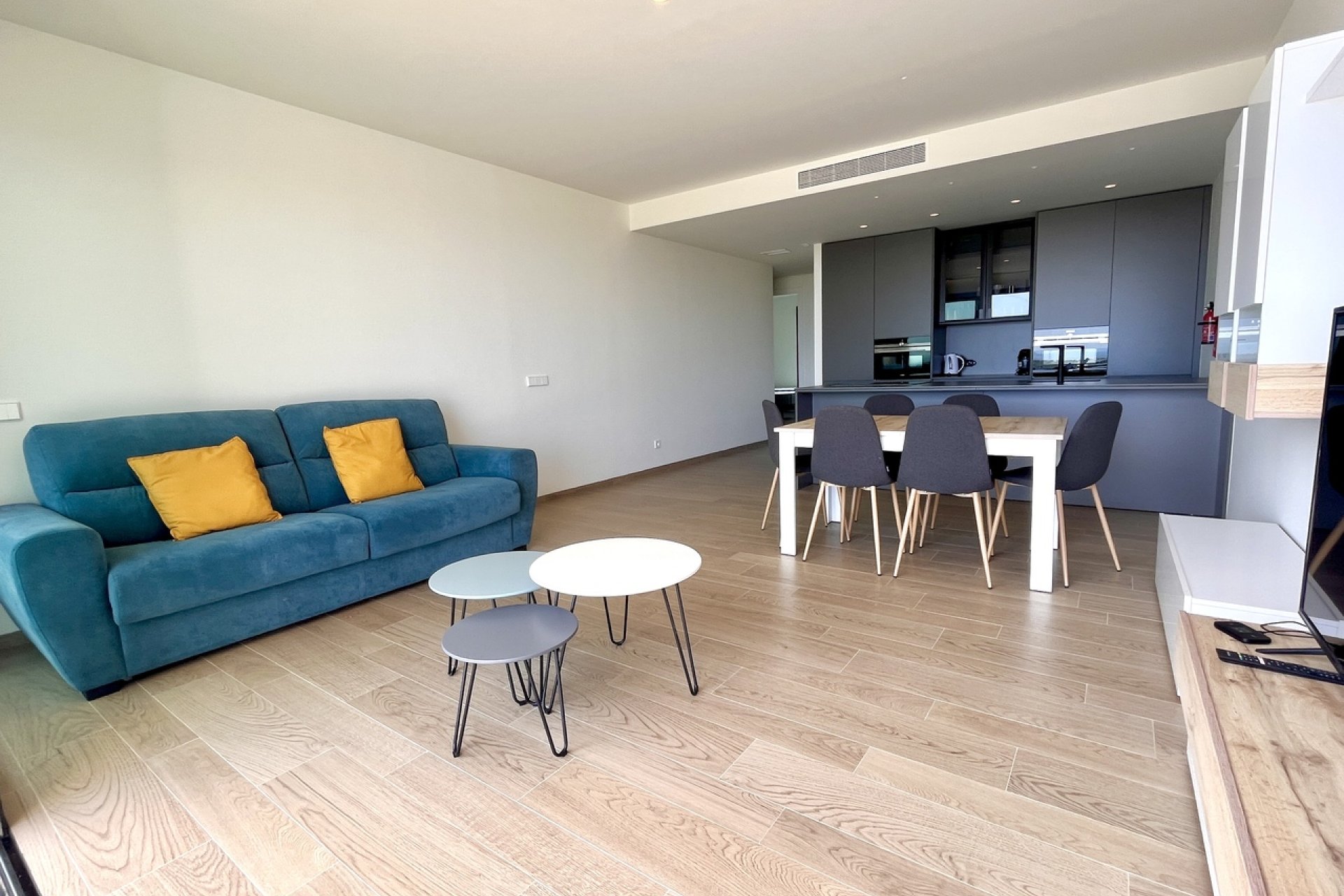 Modern apartment with ocean views and a pool in Campoamor