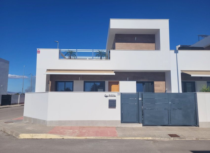 Modern corner home with private pool and sun deck in Daya Vieja, Costa Blanca