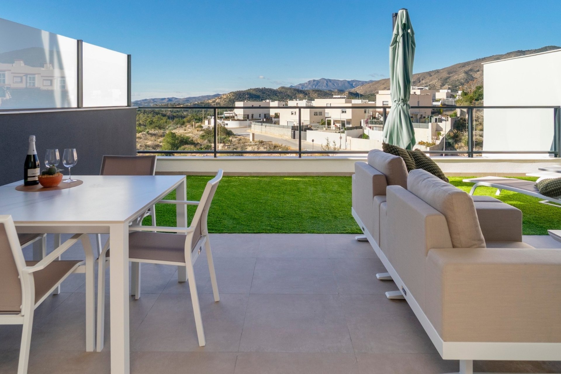 Modern gelijkvloers appartement in Finestrat met terras, 2 slaapkamers, zwembad