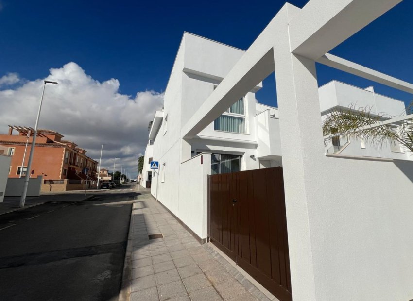 Modern Ground-Floor Corner Apartment in Pilar de la Horadada