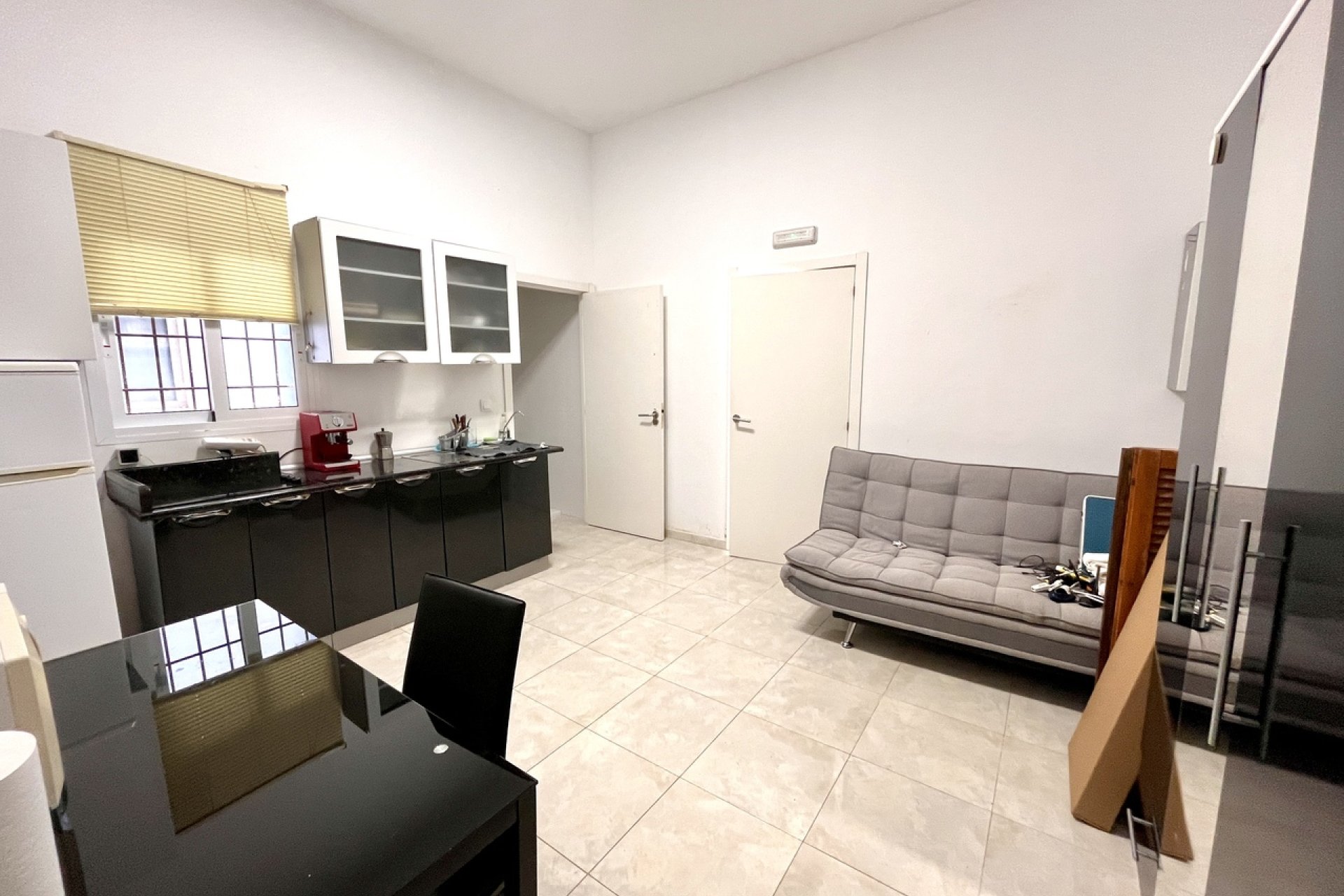 Modern volledig gemeubileerd kantoor te koop in Playa Flamenca, Orihuela Costa