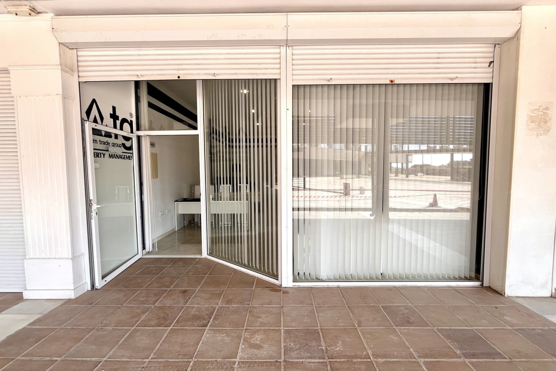 Modern volledig gemeubileerd kantoor te koop in Playa Flamenca, Orihuela Costa