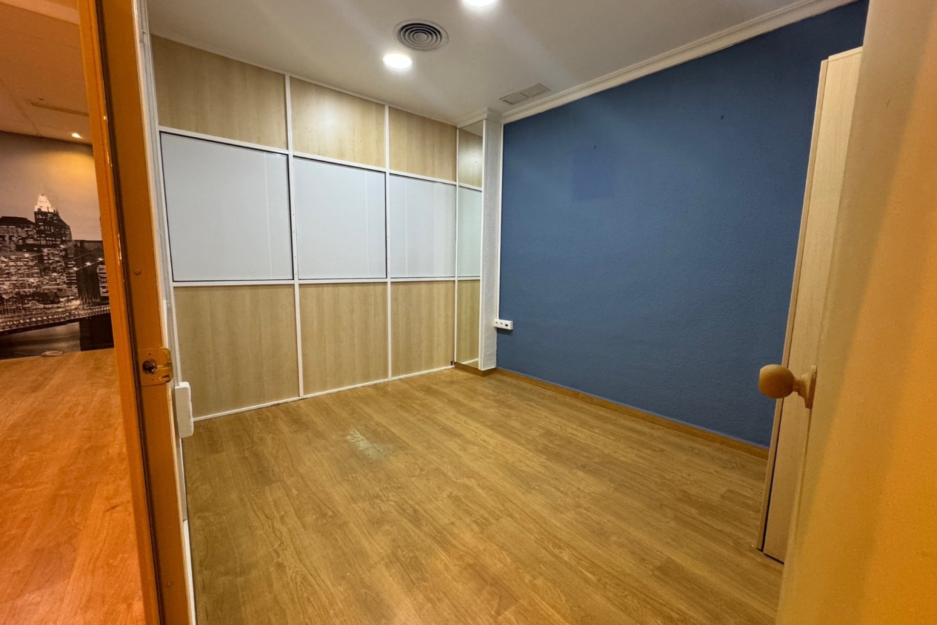 Moderne bedrijfsruimte te koop in Guardamar del Segura, toplocatie nabij strand