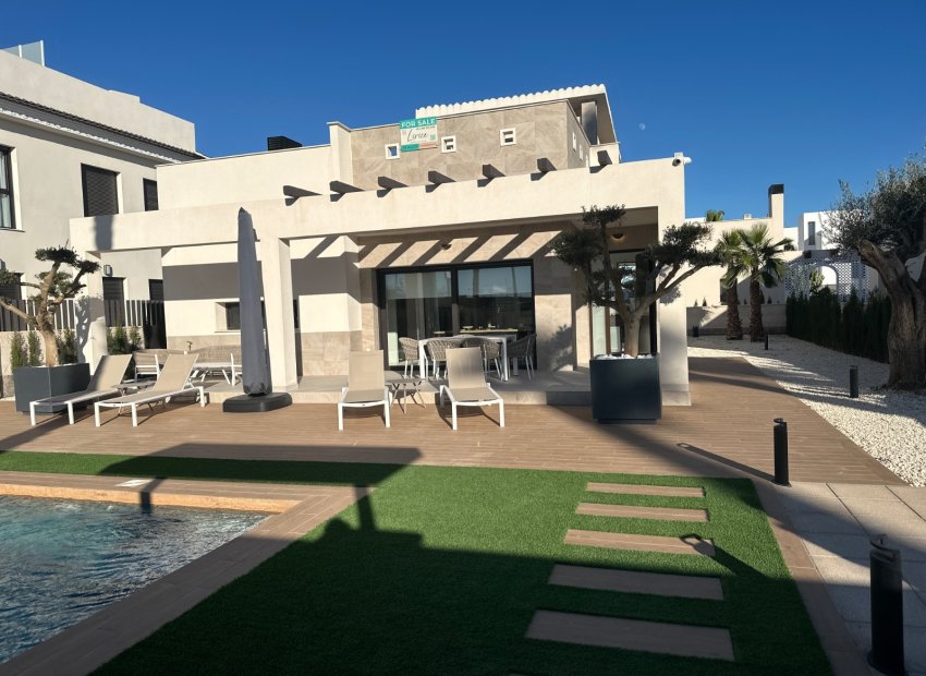 Moderne gelijkvloerse villa met privézwembad en solarium in Ciudad Quesada