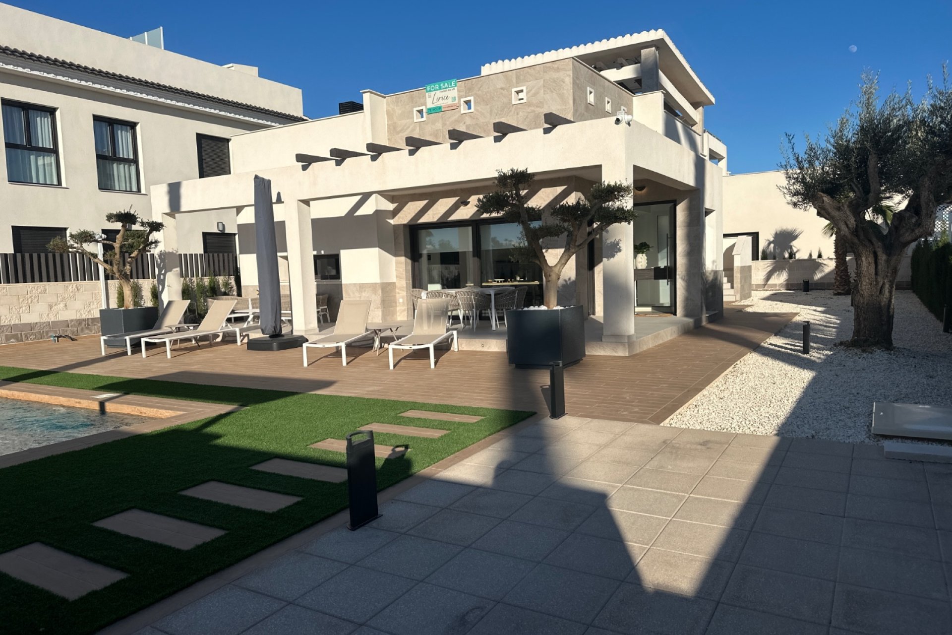 Moderne gelijkvloerse villa met privézwembad en solarium in Ciudad Quesada