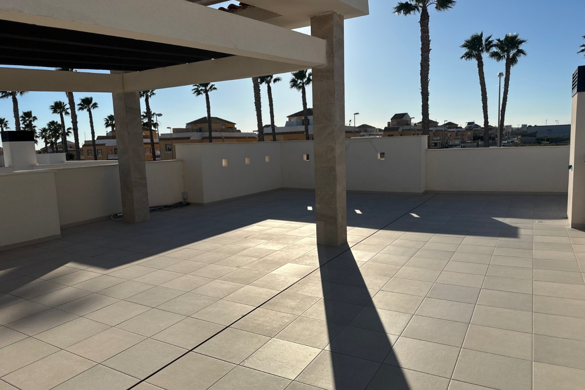 Moderne gelijkvloerse villa met privézwembad en solarium in Ciudad Quesada