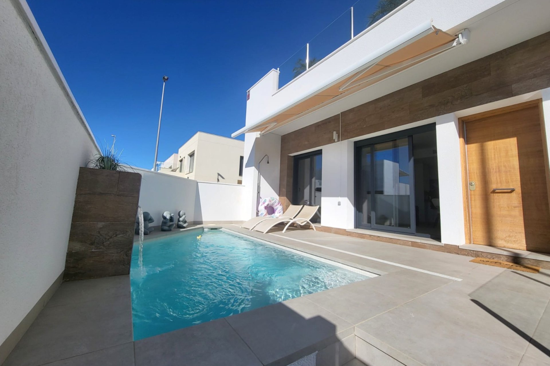Moderne hoekwoning met privézwembad en solarium in Daya Vieja, Costa Blanca