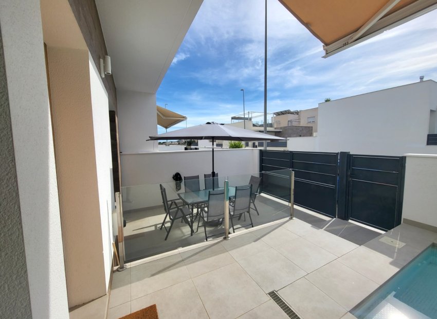 Moderne hoekwoning met privézwembad en solarium in Daya Vieja, Costa Blanca