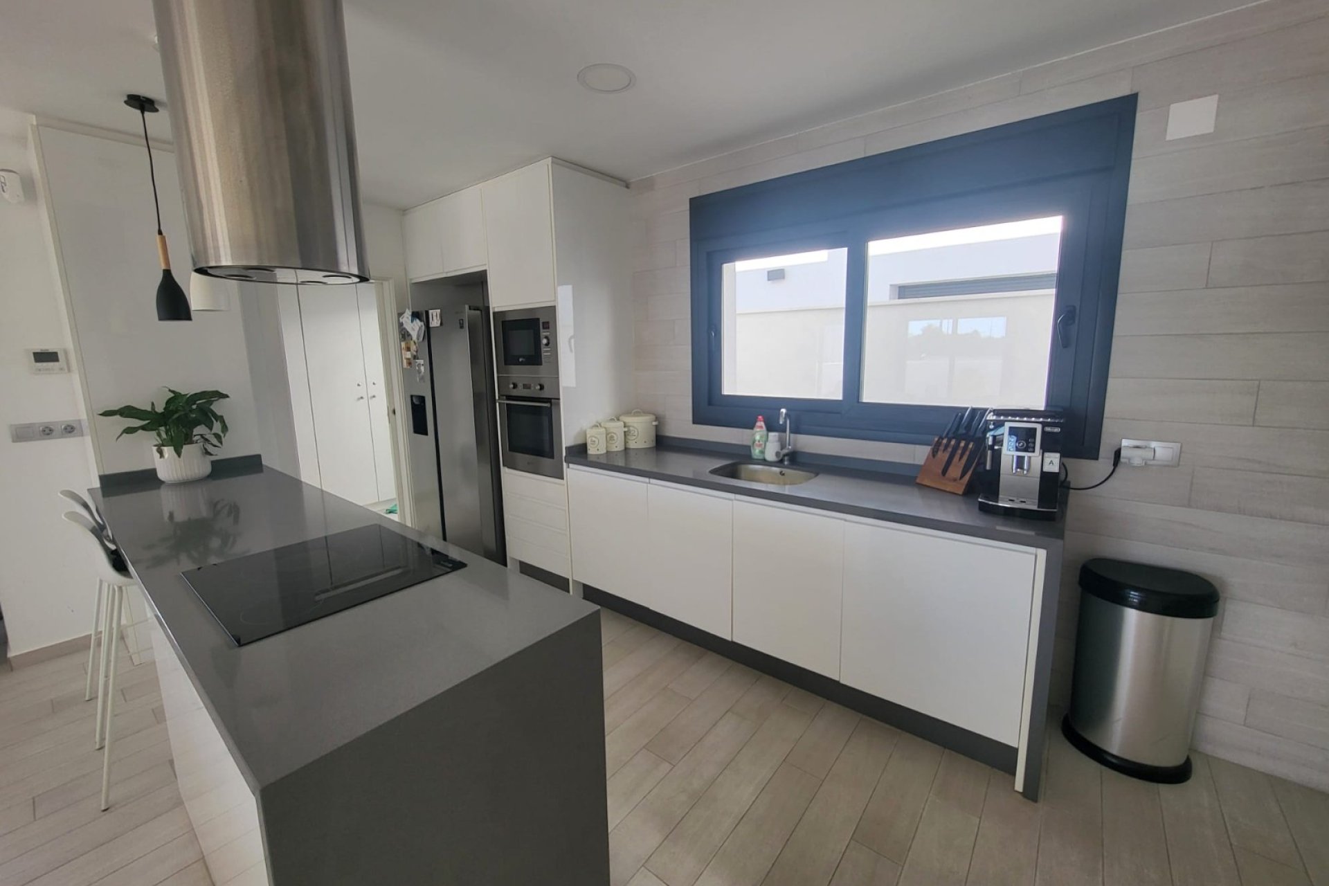 Moderne hoekwoning met privézwembad en solarium in Daya Vieja, Costa Blanca