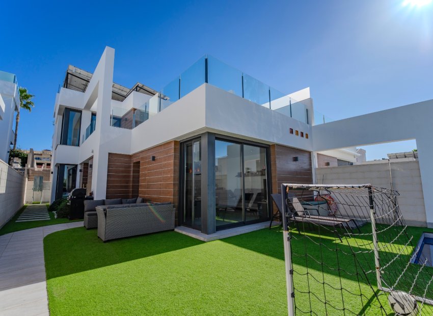Moderne luxe villa met privézwembad en solarium te koop in Benijófar