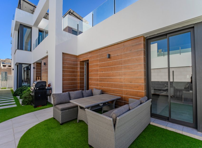 Moderne luxe villa met privézwembad en solarium te koop in Benijófar