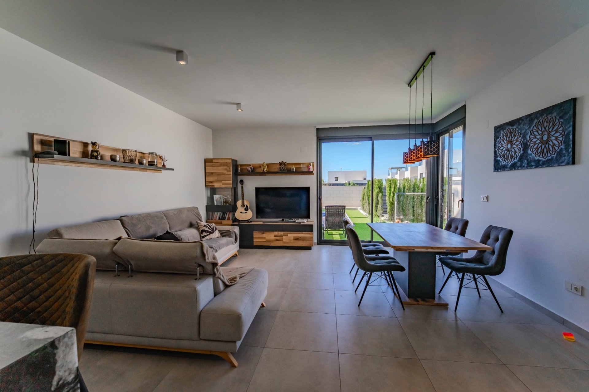 Moderne luxe villa met privézwembad en solarium te koop in Benijófar