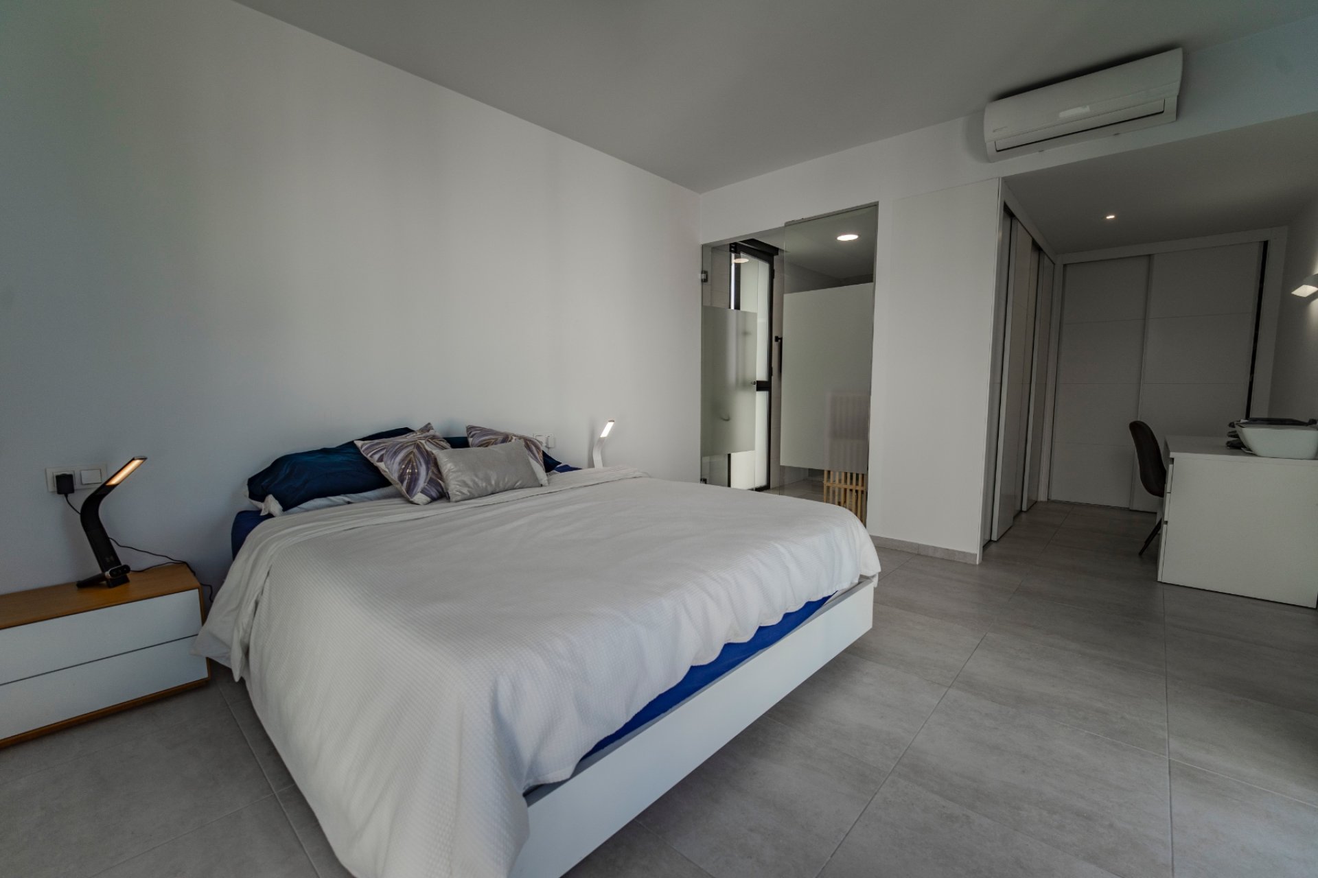 Moderne luxe villa met privézwembad en solarium te koop in Benijófar