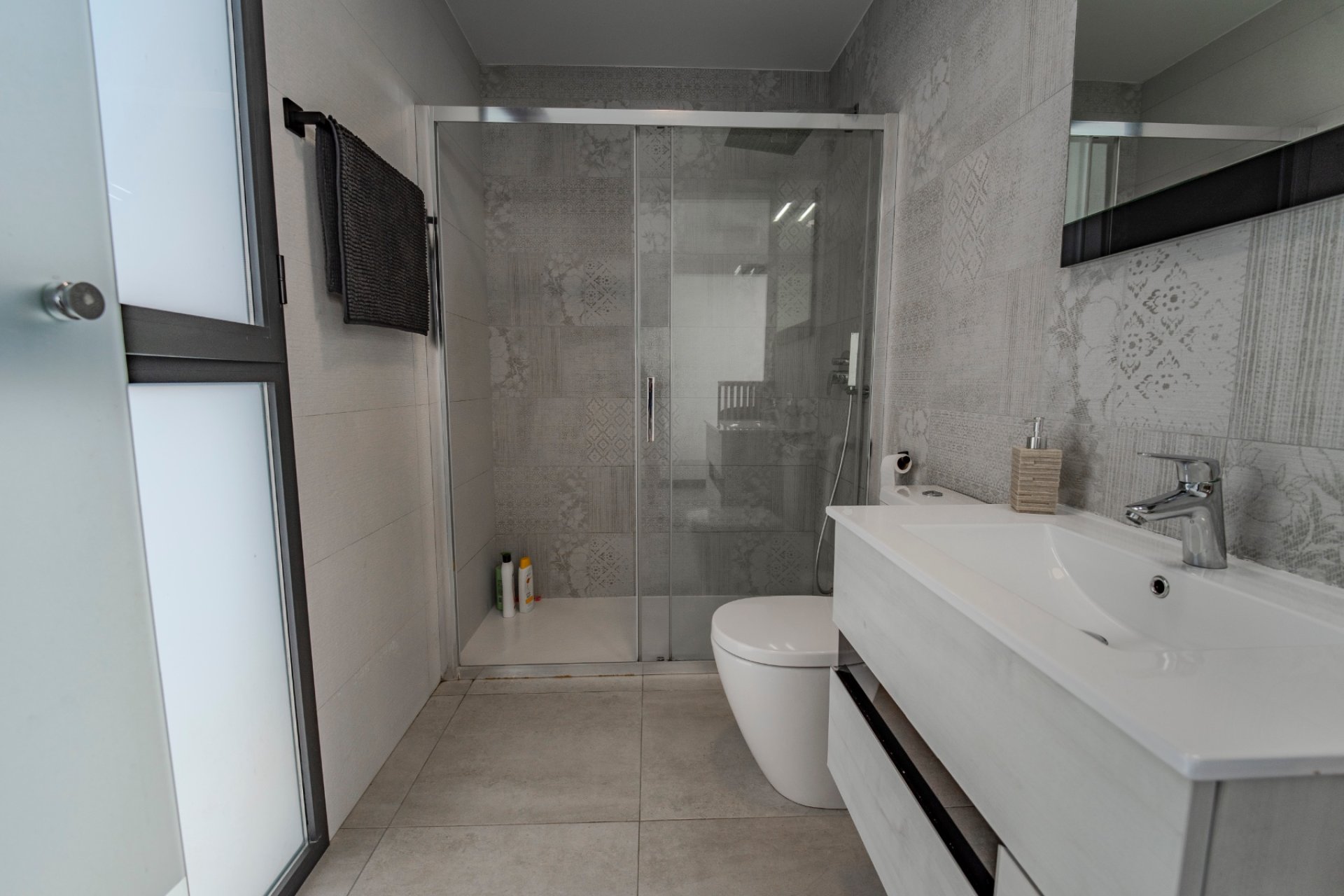 Moderne luxe villa met privézwembad en solarium te koop in Benijófar