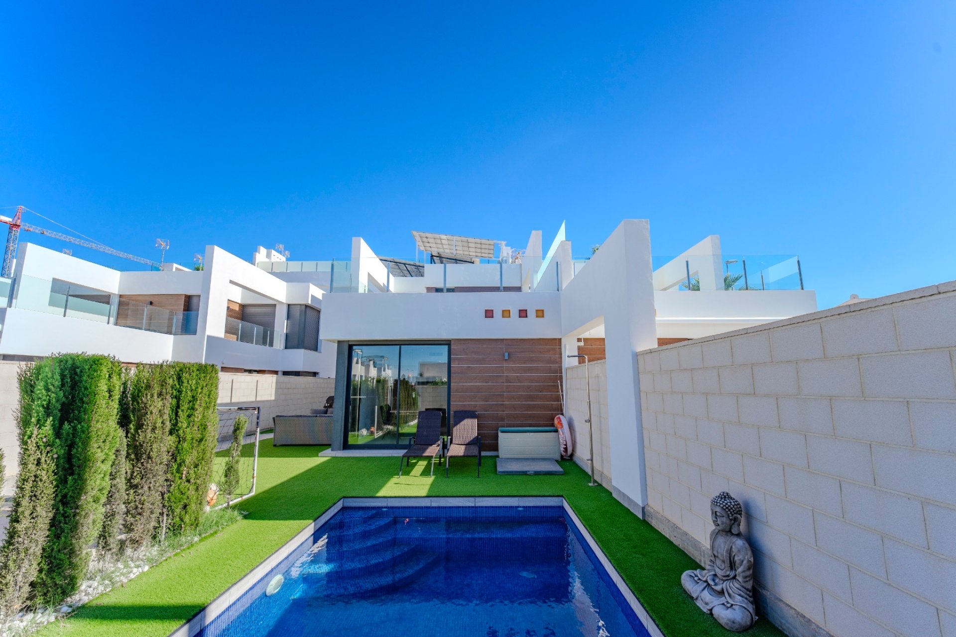 Moderne luxe villa met privézwembad en solarium te koop in Benijófar