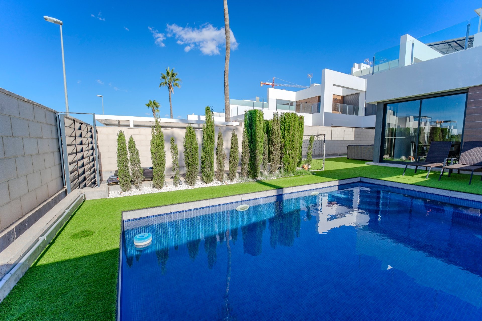 Moderne luxe villa met privézwembad en solarium te koop in Benijófar