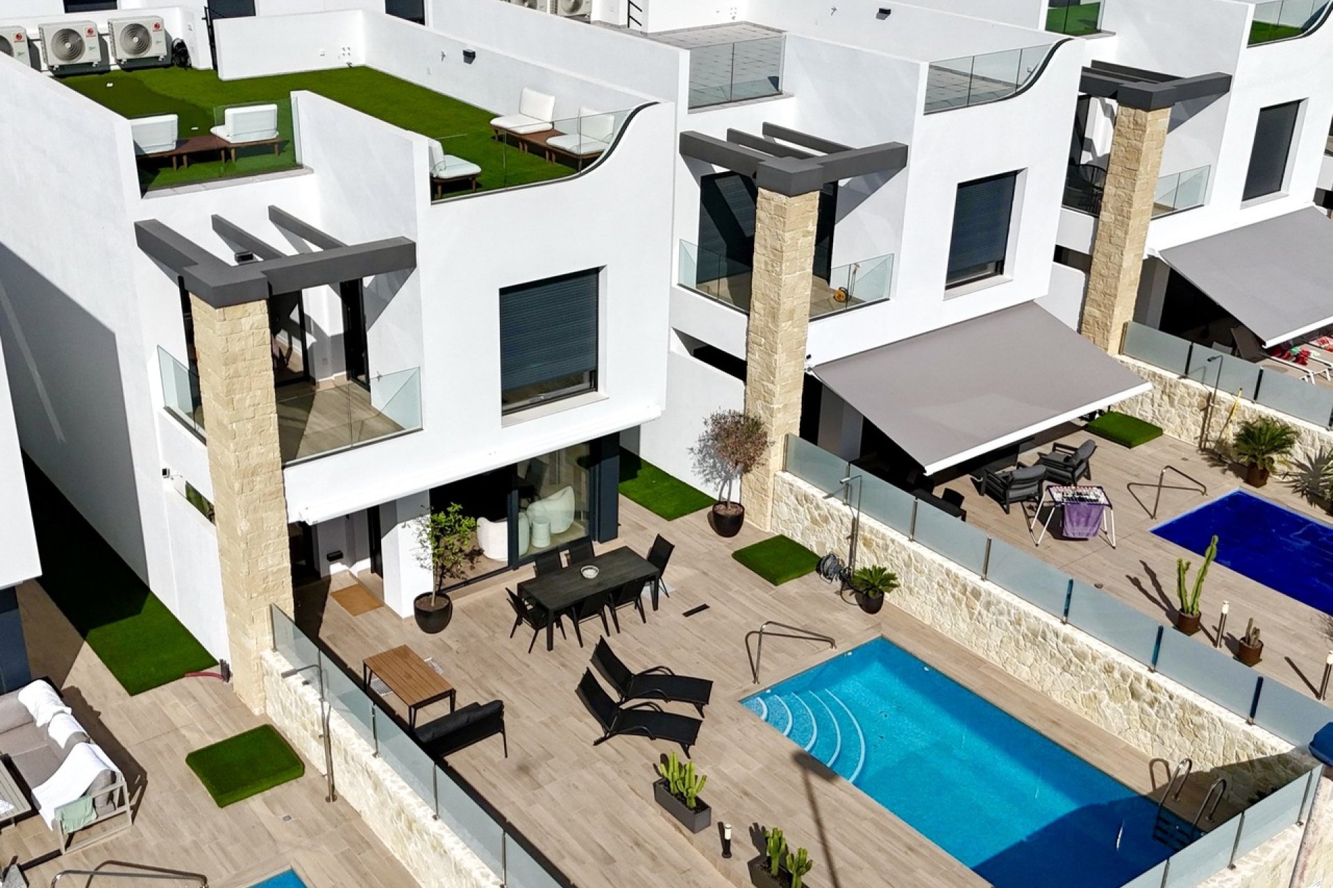 Moderne villa in Punta Prima met privézwembad en dakterras