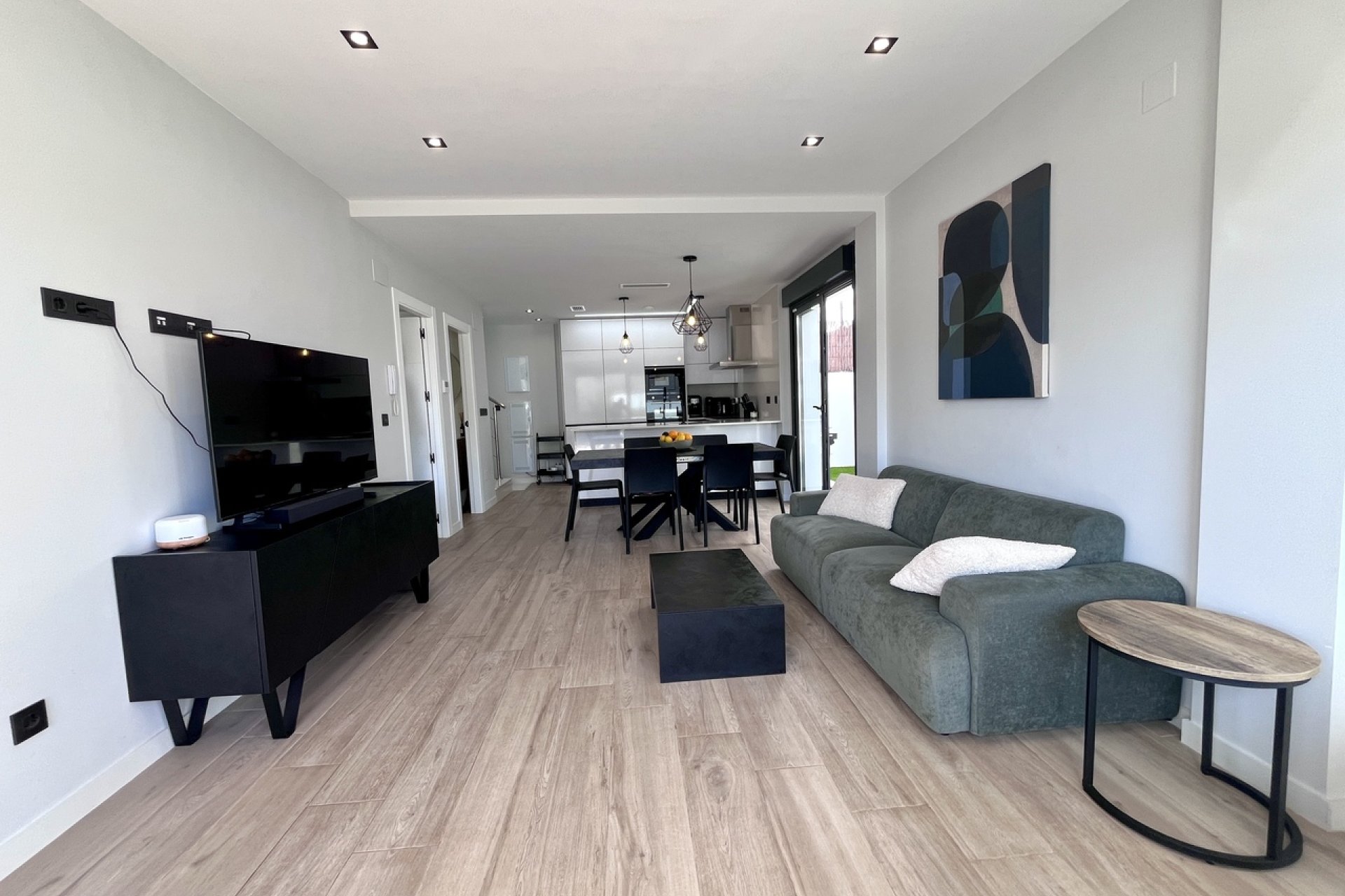 Moderne villa in Punta Prima met privézwembad en dakterras