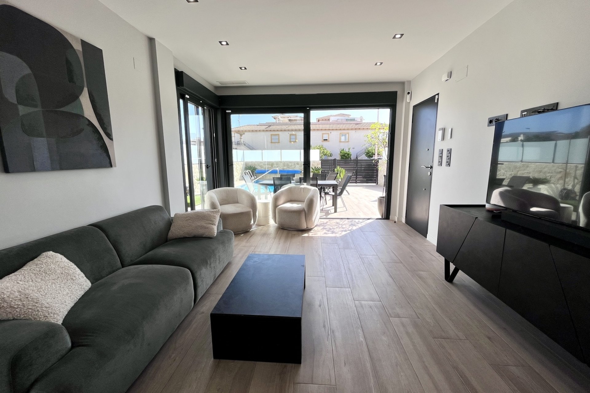 Moderne villa in Punta Prima met privézwembad en dakterras