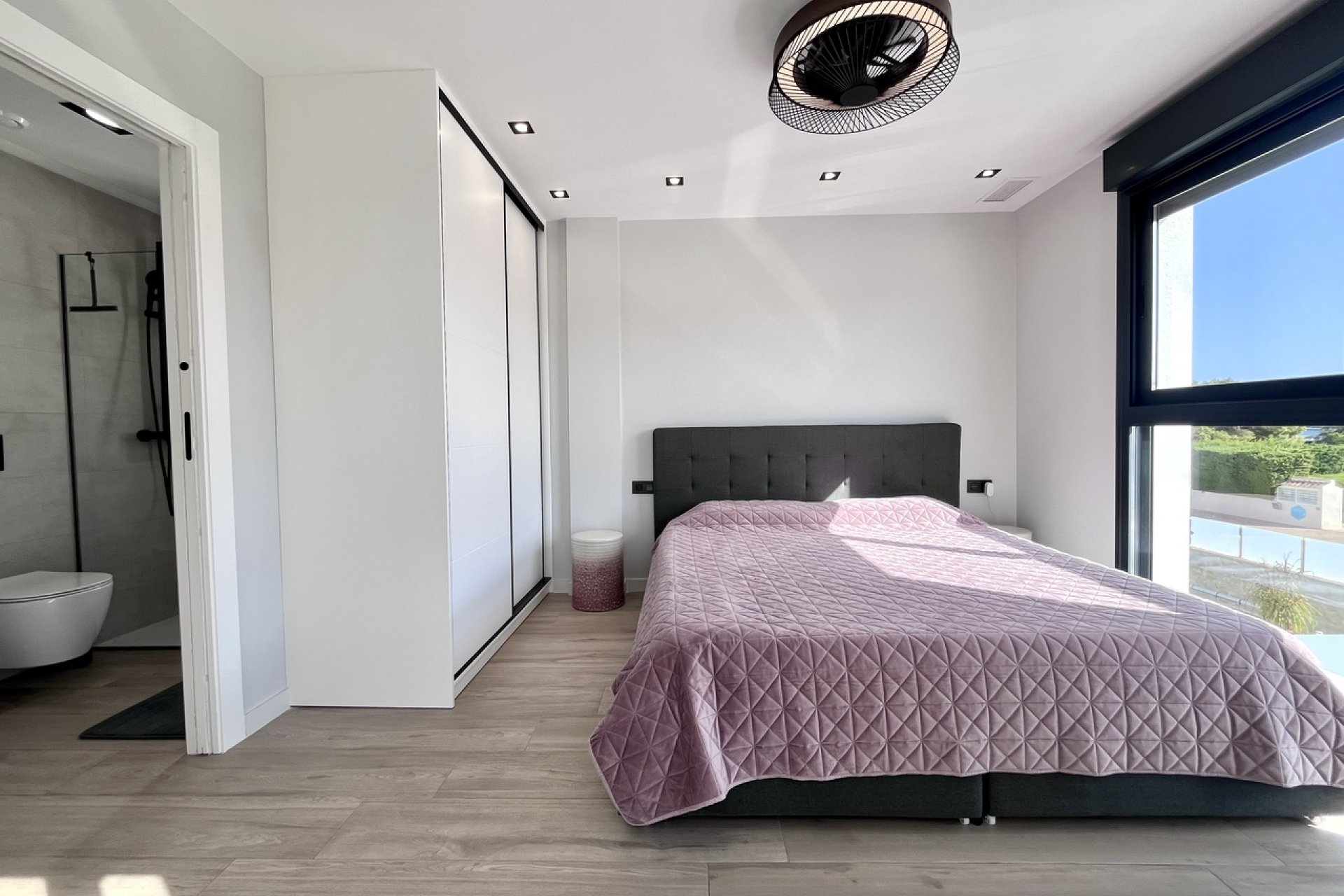 Moderne villa in Punta Prima met privézwembad en dakterras