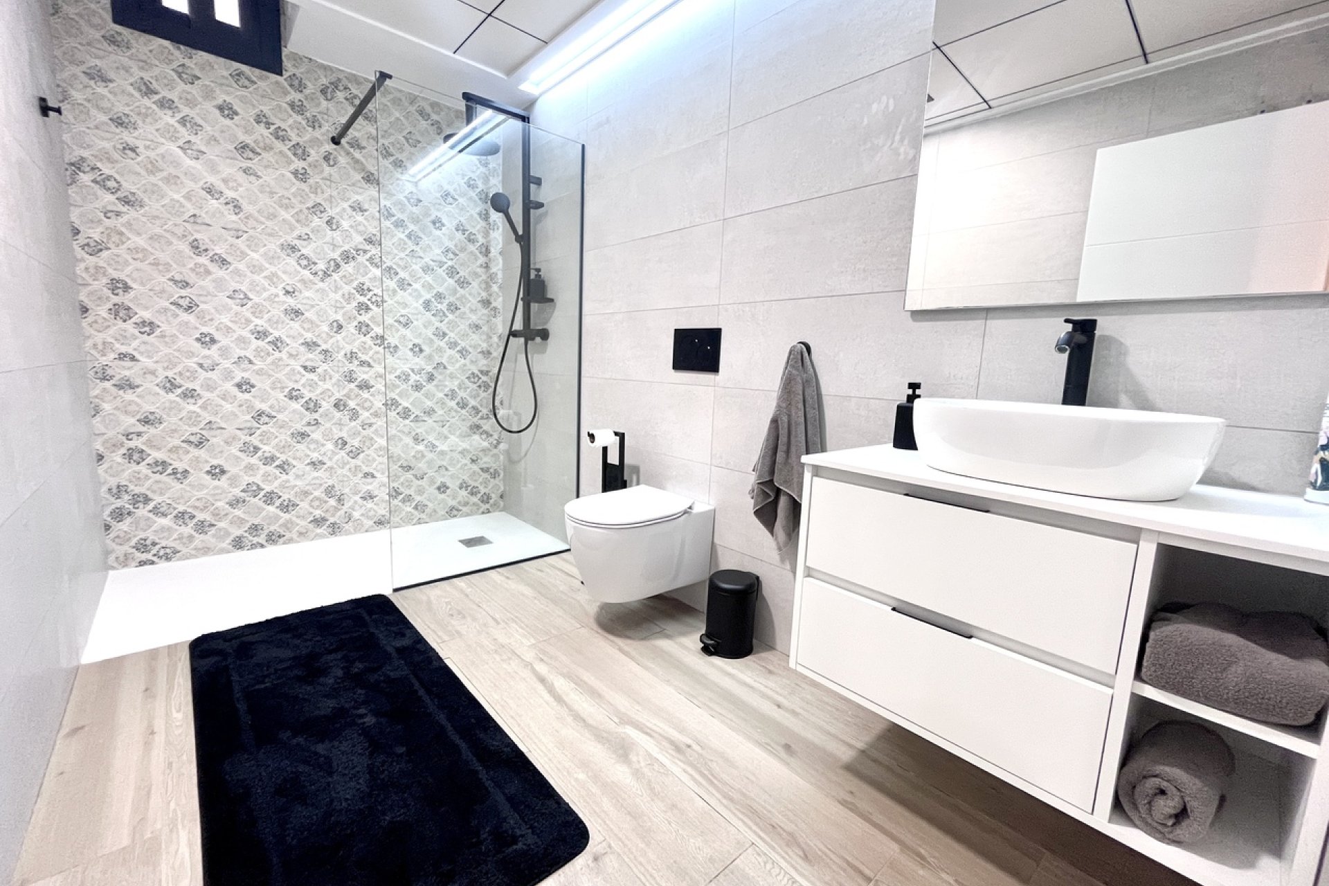 Moderne villa in Punta Prima met privézwembad en dakterras