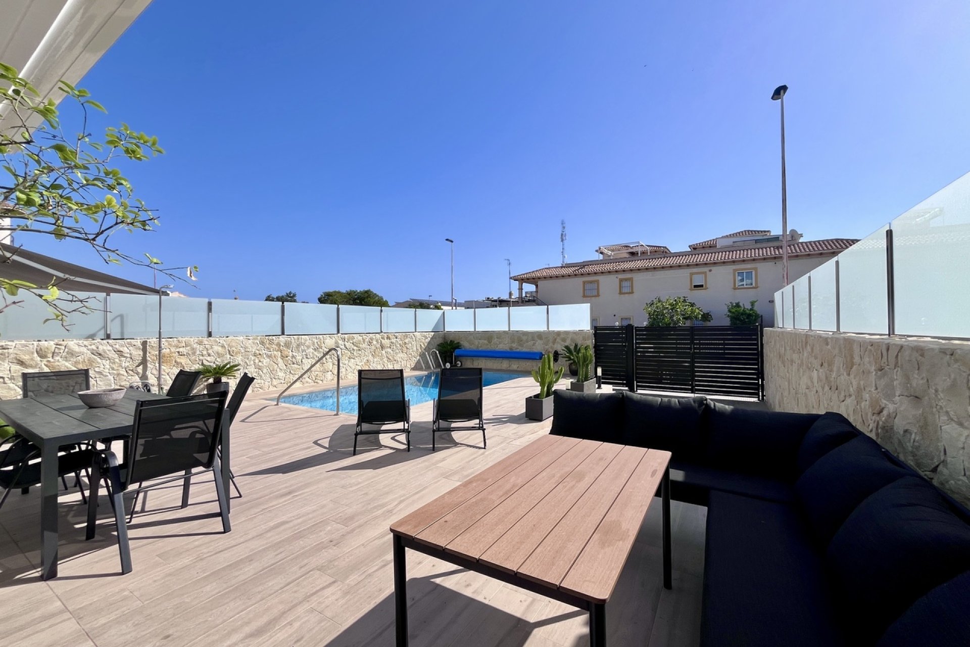 Moderne villa in Punta Prima met privézwembad en dakterras