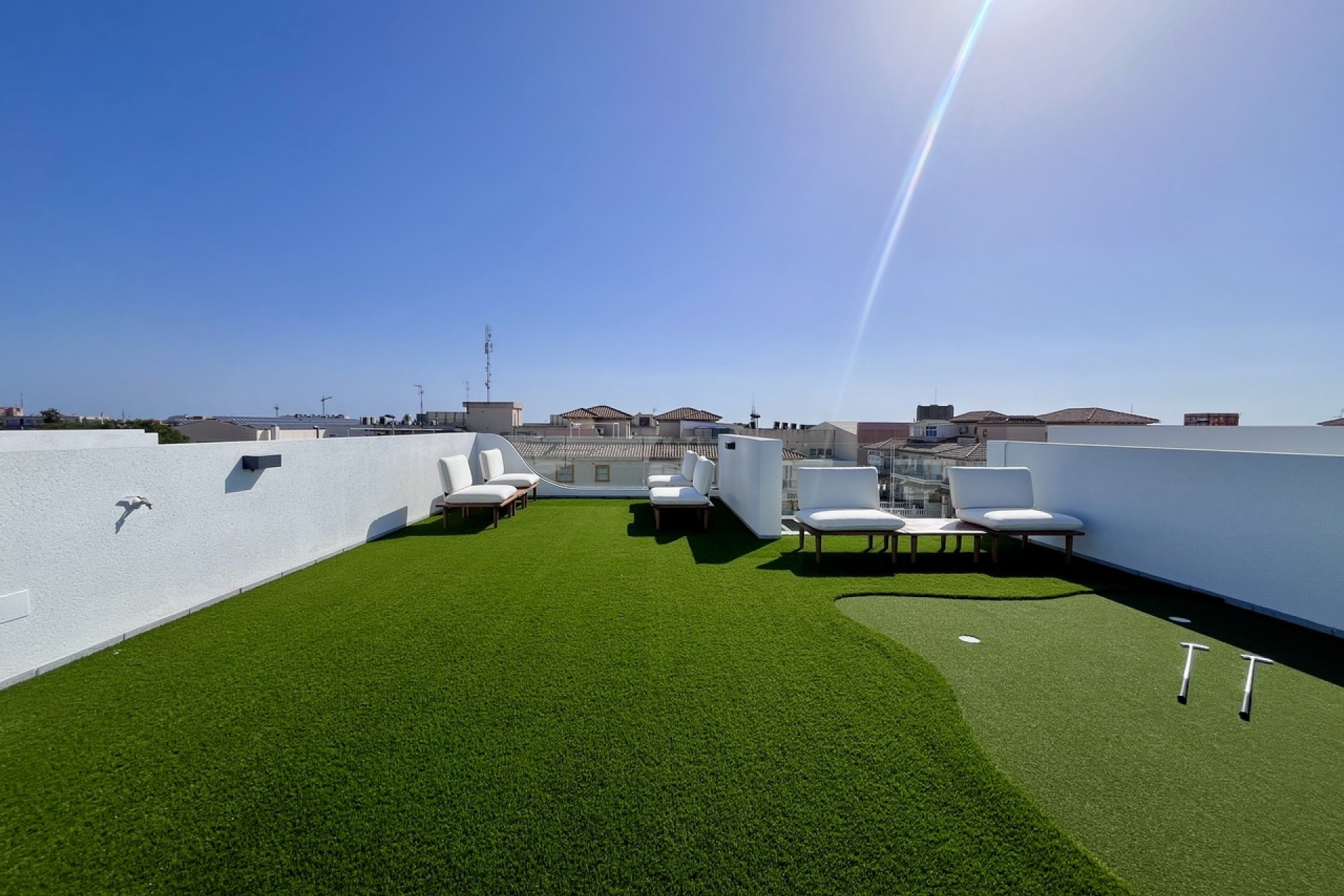 Moderne villa in Punta Prima met privézwembad en dakterras