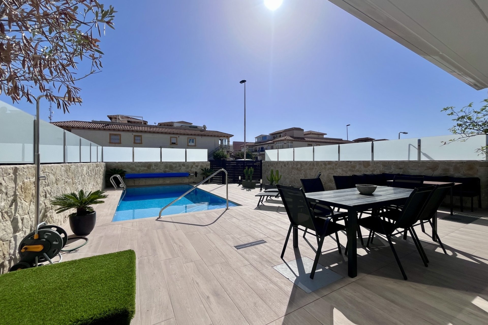 Moderne villa in Punta Prima met privézwembad en dakterras
