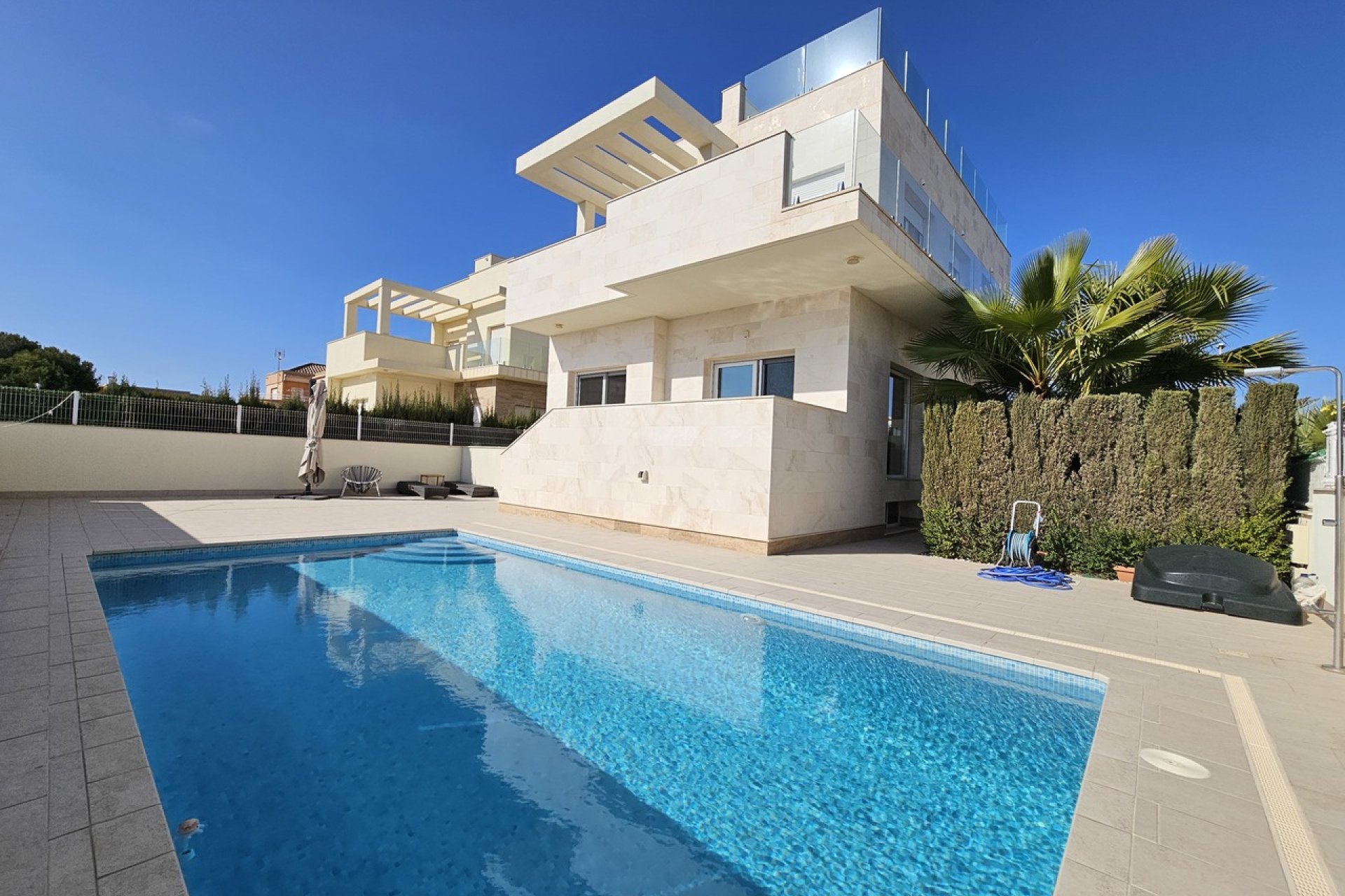 Moderne villa met 5 slaapkamers, zeezicht in Orihuela Costa