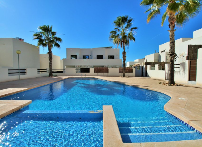 Moderne villa met tuin en gemeenschappelijk zwembad in Villamartín dichtbij golfbanen