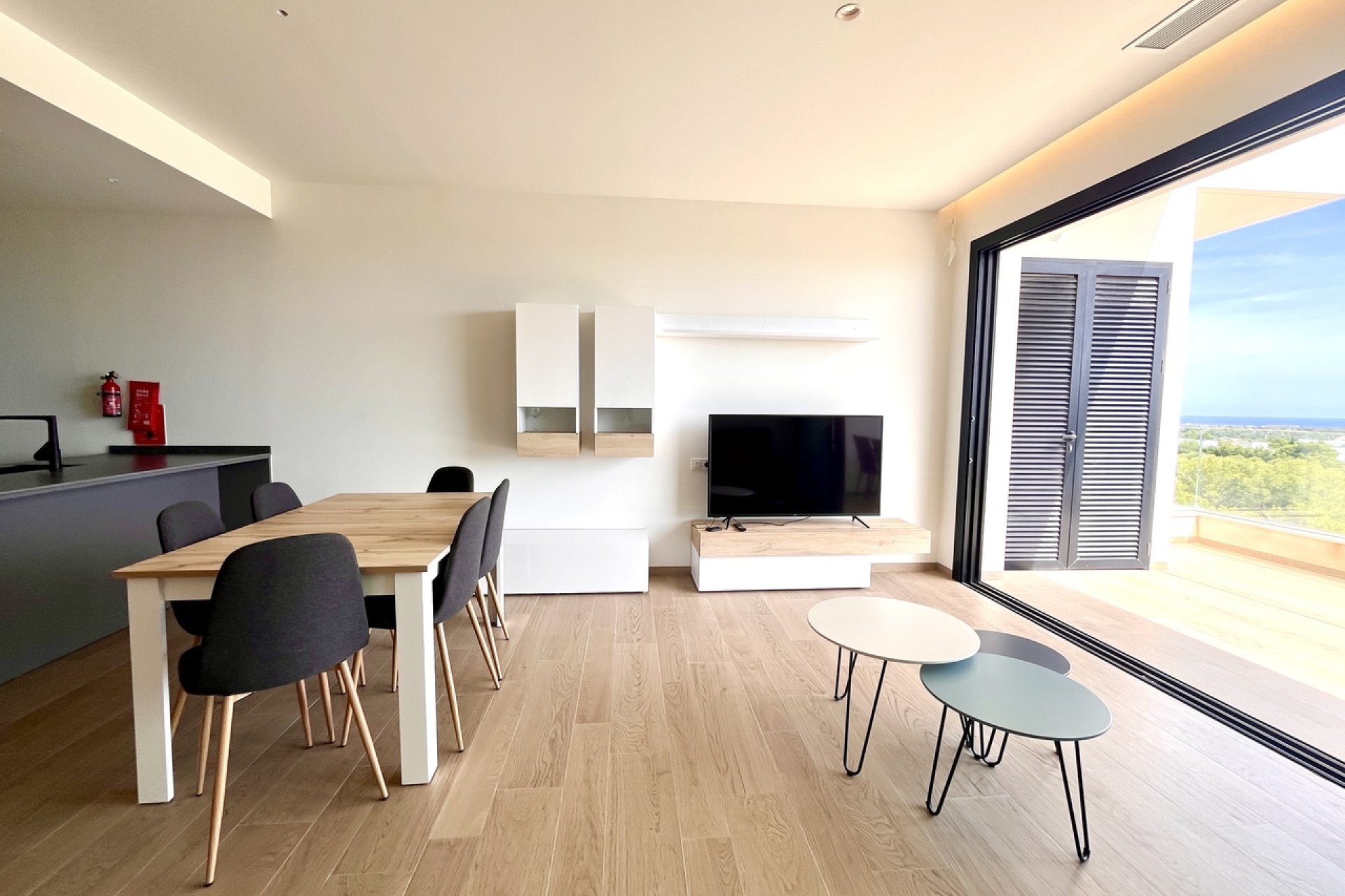 Moderno apartamento con vistas al mar y piscina en Campoamor