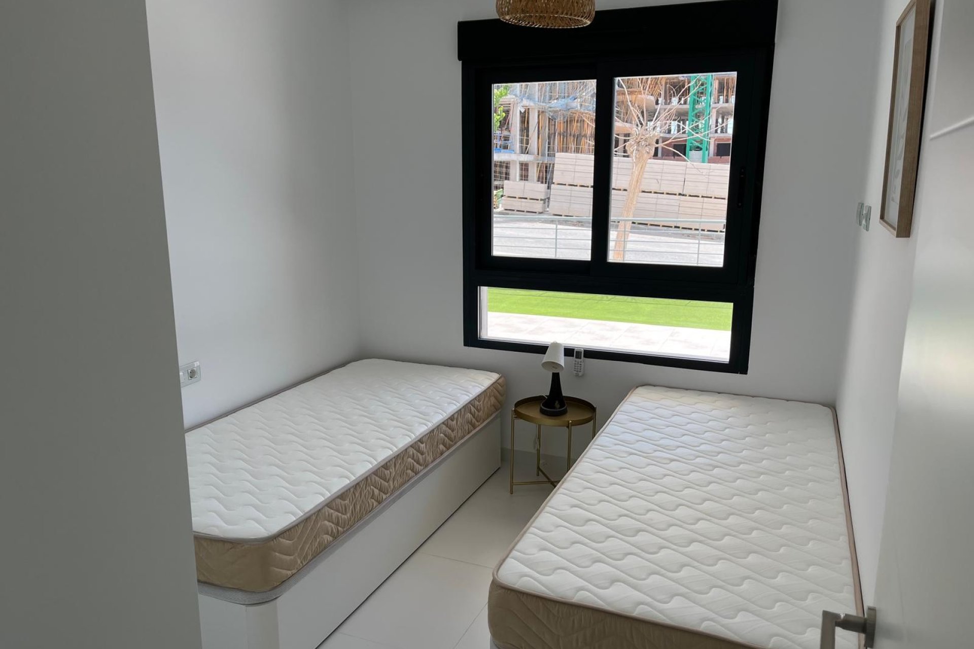 Moderno apartamento en planta baja con jardín y piscina en San Miguel de Salinas