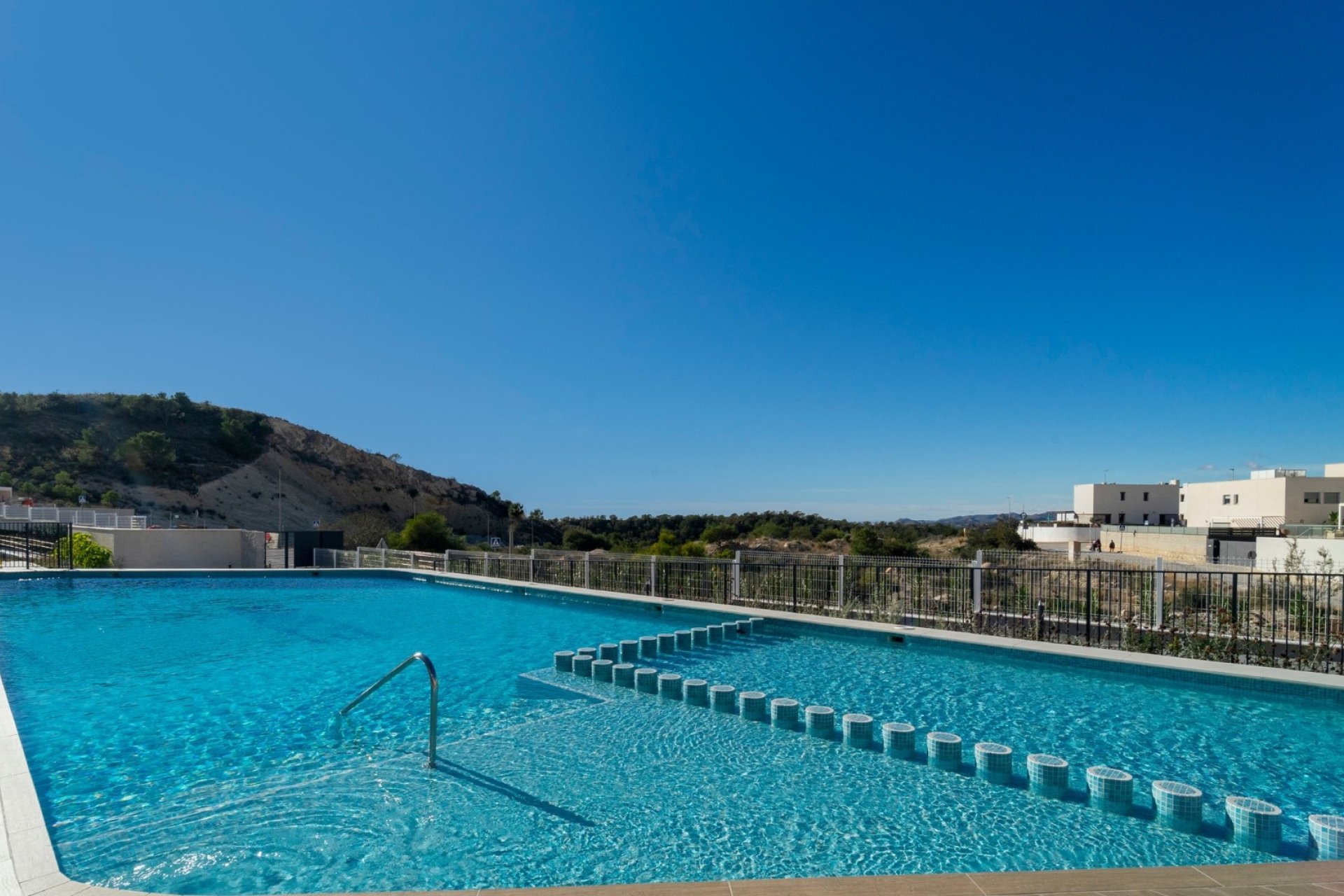 Moderno apartamento en planta baja en Finestrat con terraza, 2 dormitorios y piscina