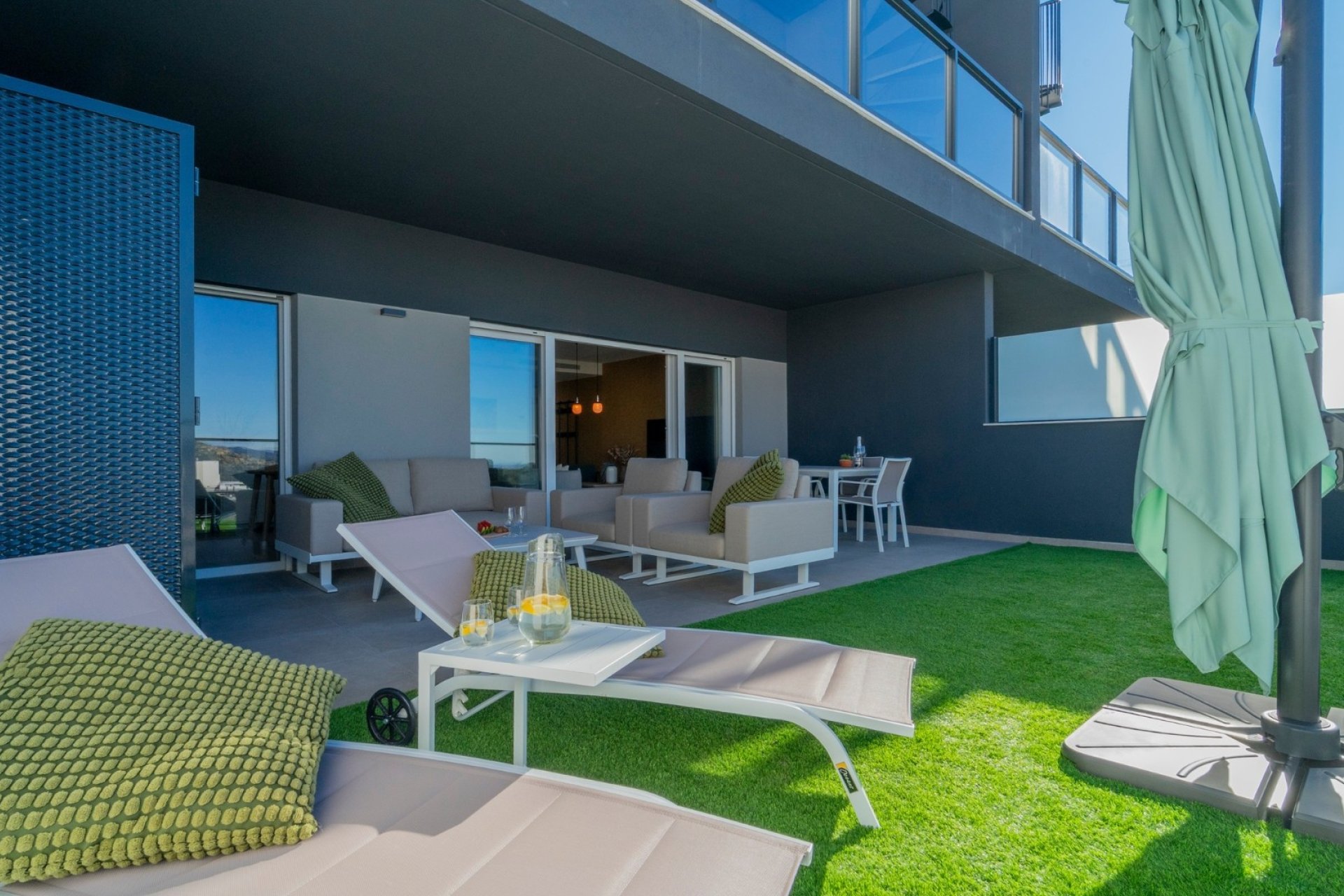 Moderno apartamento en planta baja en Finestrat con terraza, 2 dormitorios y piscina