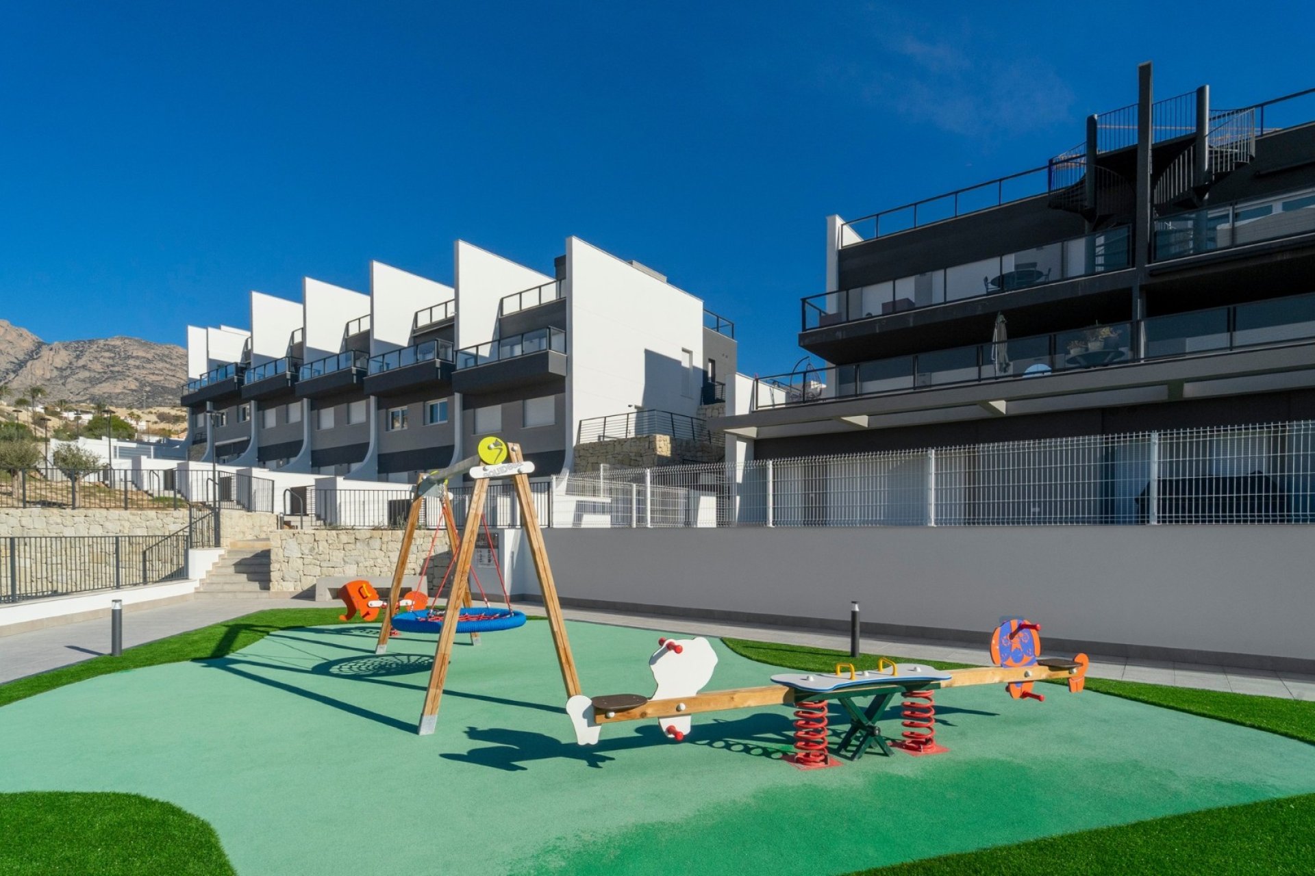 Moderno apartamento en planta baja en Finestrat con terraza, 2 dormitorios y piscina