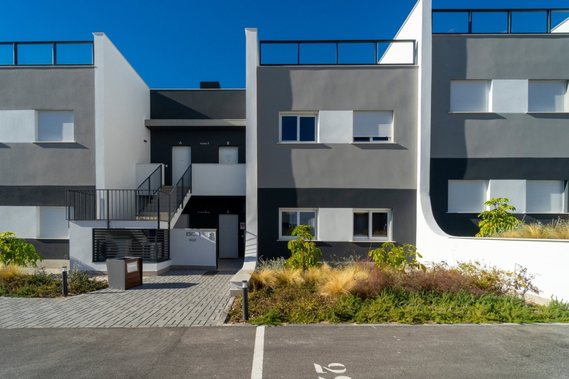 Moderno apartamento en planta baja en Finestrat con terraza, 2 dormitorios y piscina