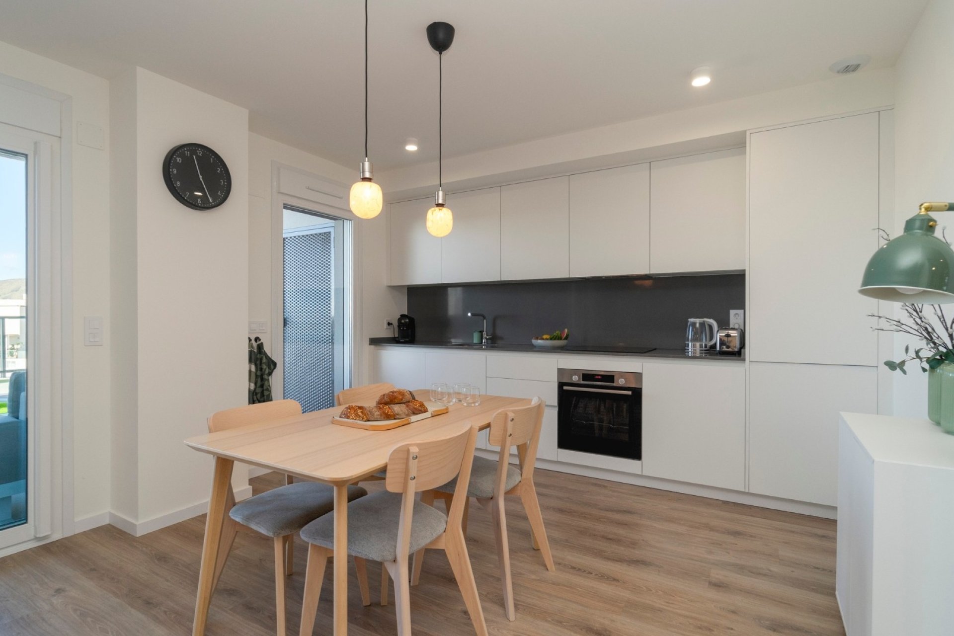 Moderno apartamento en planta baja en Finestrat con terraza, 2 dormitorios y piscina