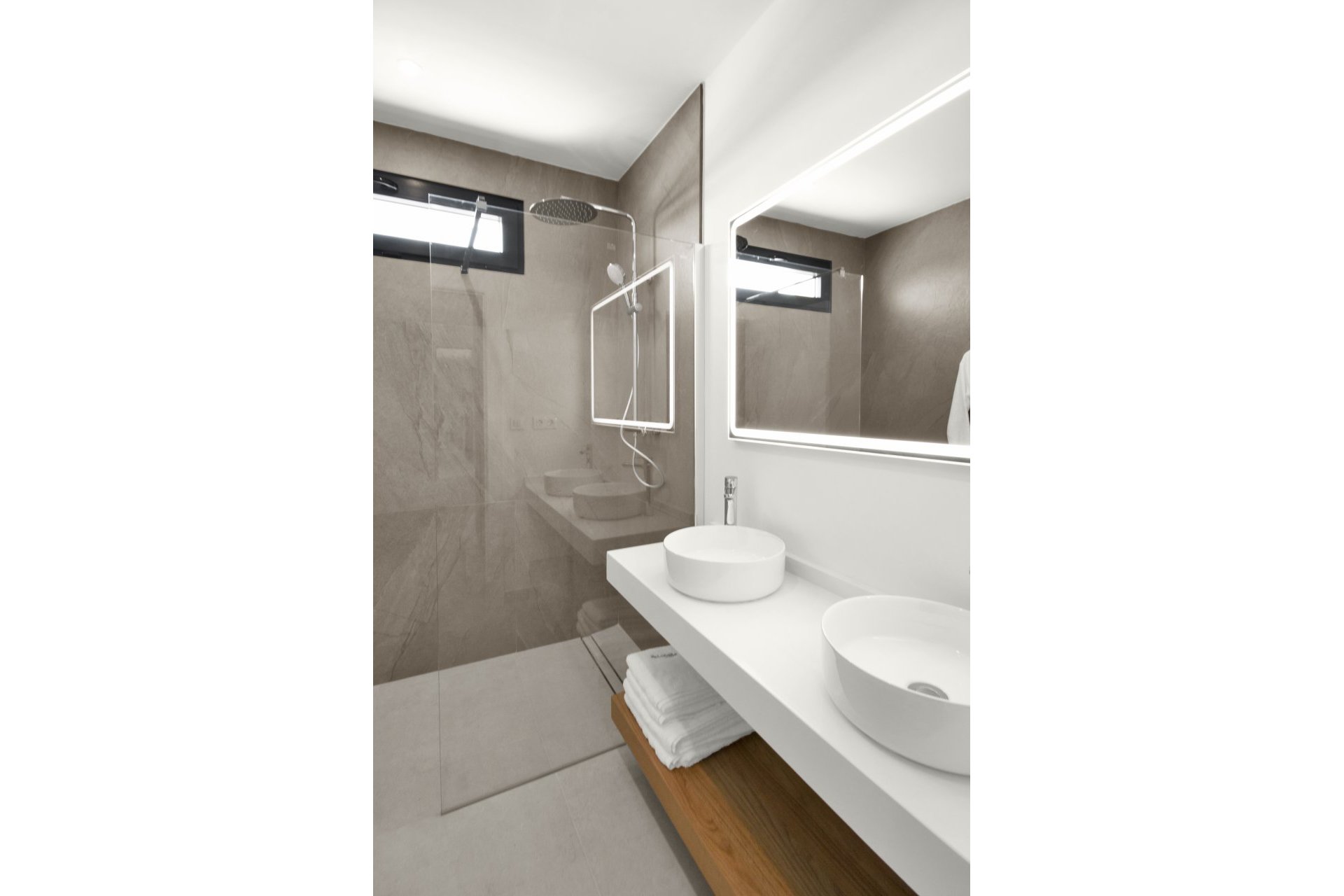 Obra nueva - Villa -
Baños y Mendigo