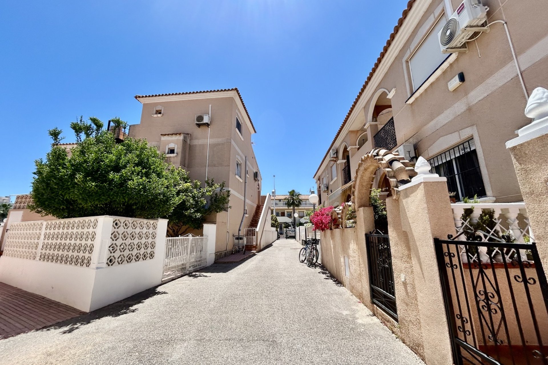 Penthouse La Zenia met zeezicht en terras en zwembad
