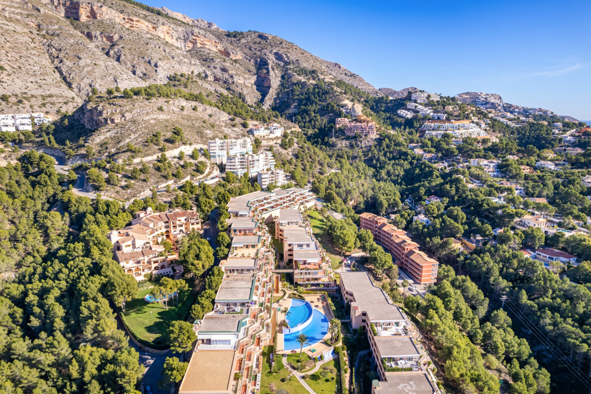 Piso de lujo en Altea con 2 dormitorios, piscina y balcón