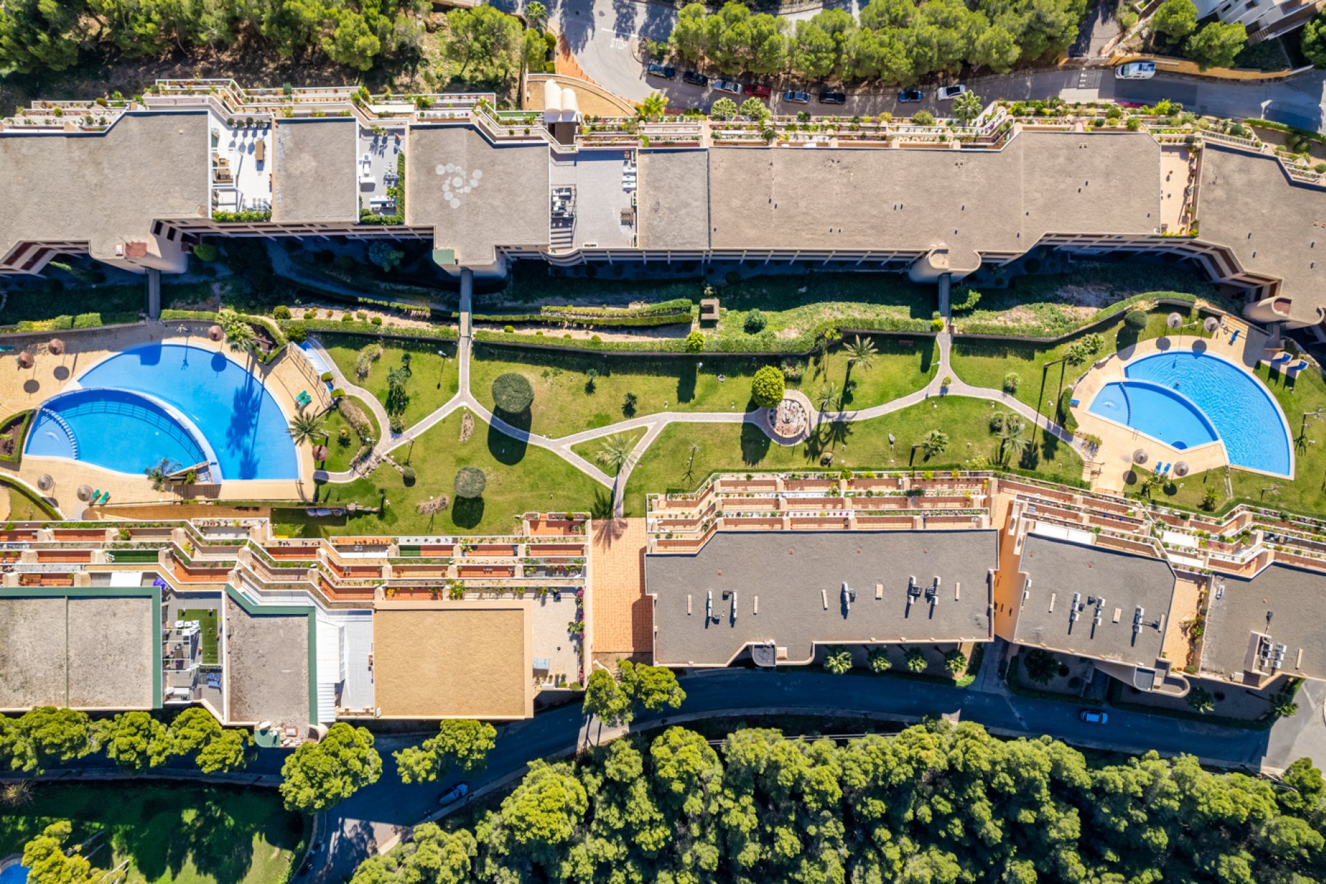 Piso de lujo en Altea con 2 dormitorios, piscina y balcón