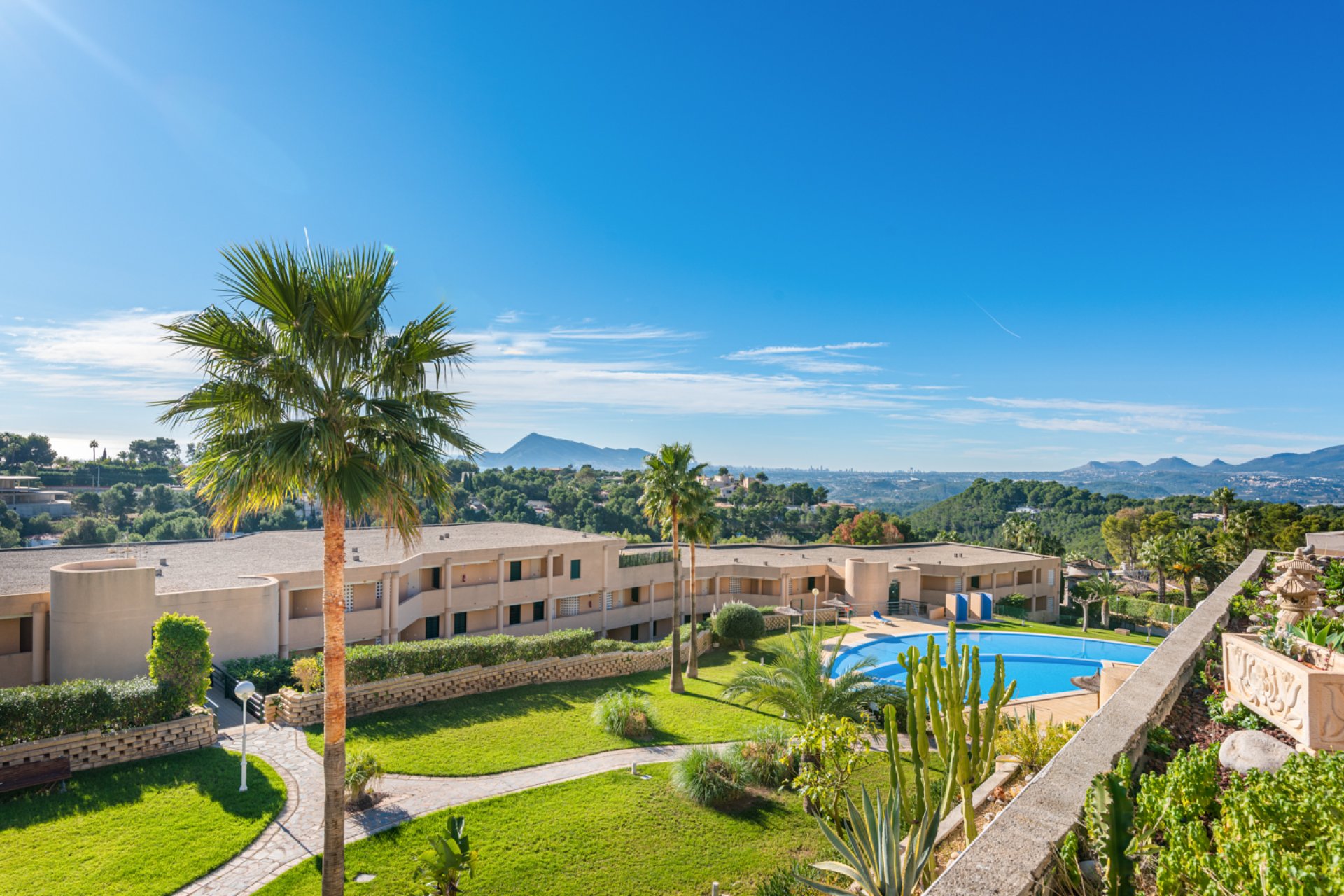 Piso de lujo en Altea con 2 dormitorios, piscina y balcón