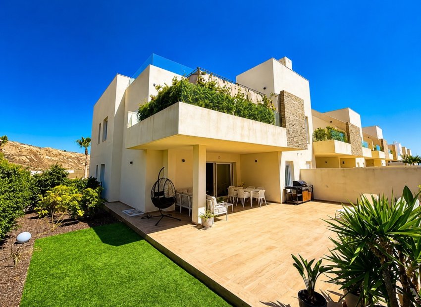 Piso en planta baja en La Finca Golf con jardín privado